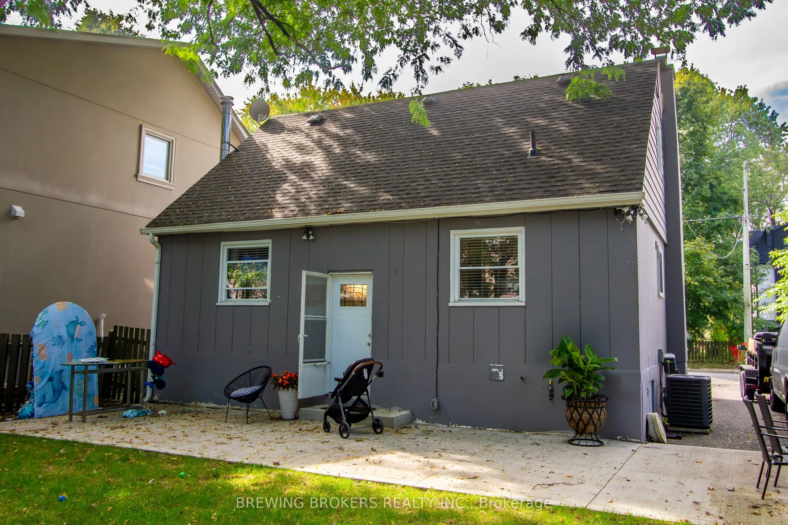 27 Pine Avenue N