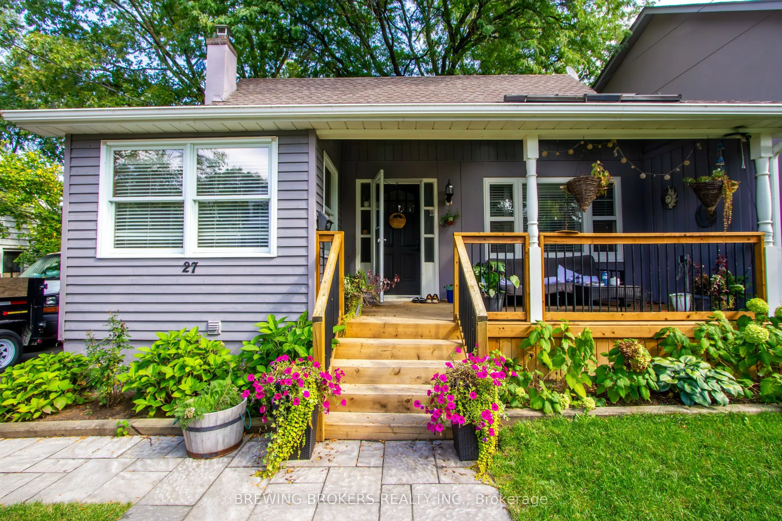 27 Pine Avenue N