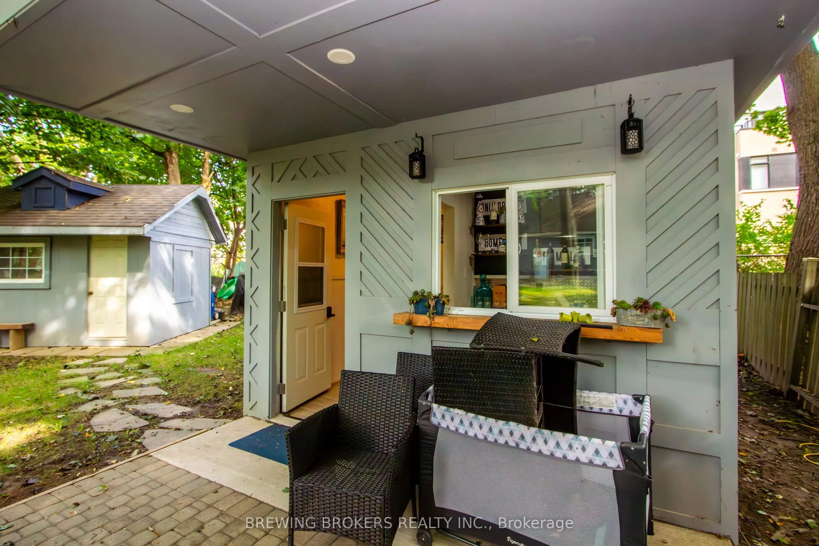27 Pine Avenue N