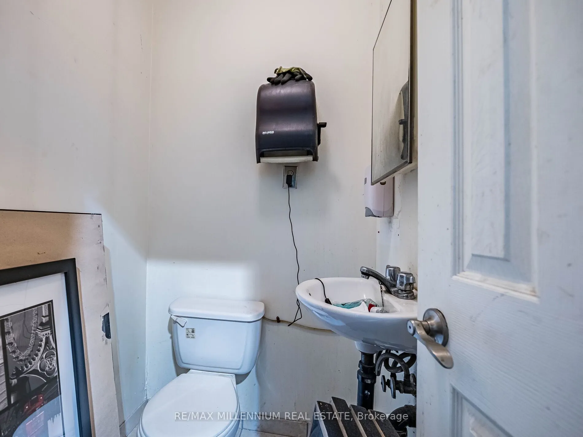 2905 Eglinton Avenue W