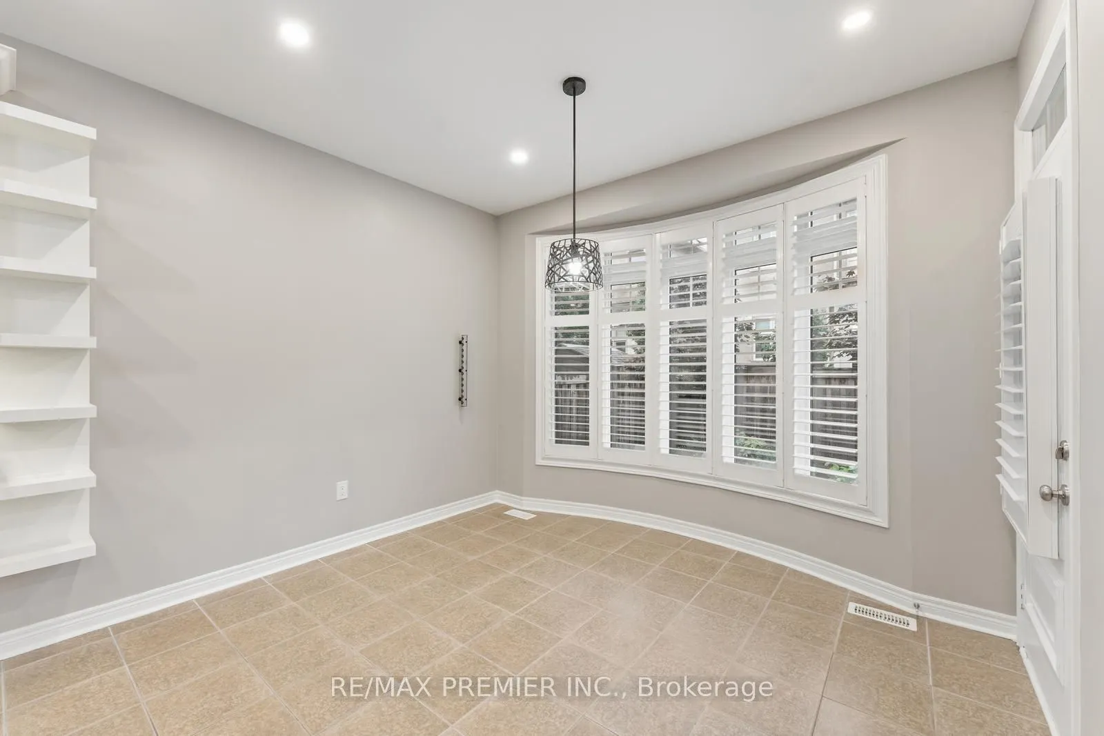 71 Hoey Crescent