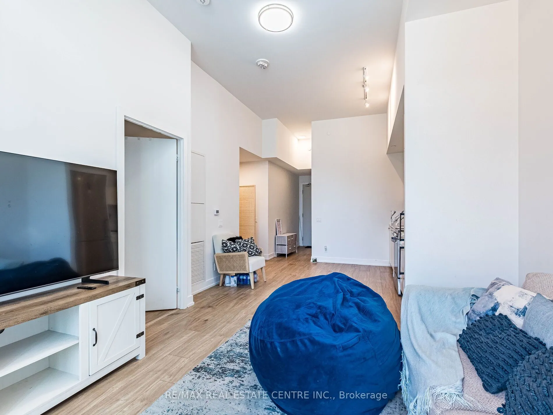 215 VETERANS Drive, #211