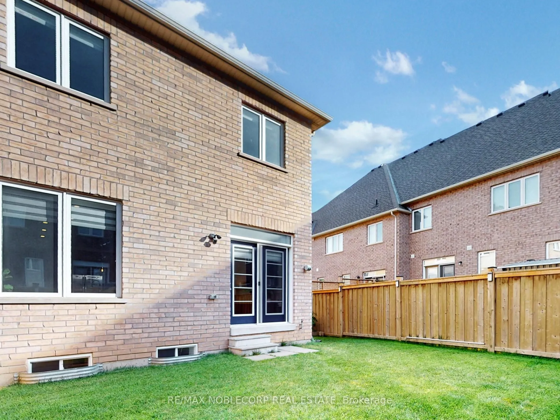 593 Settlers Road W