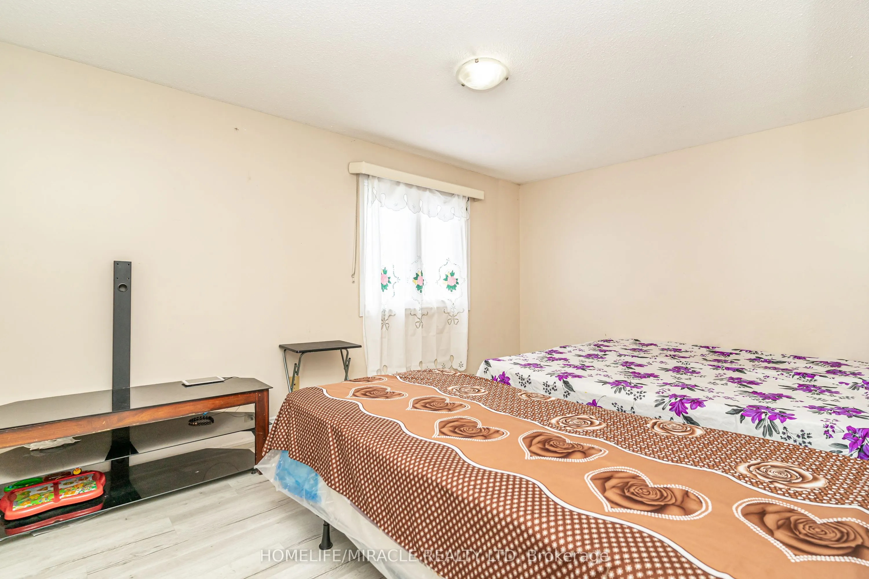 5 Holmcrest Court