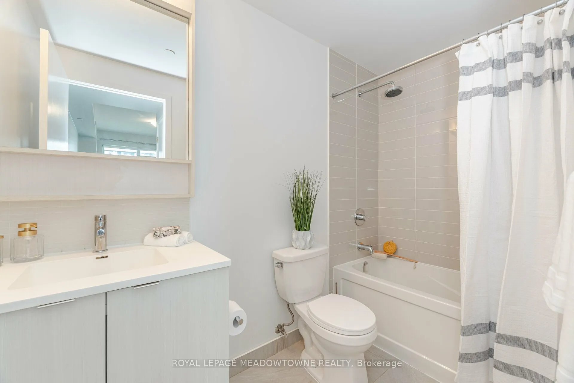 2560 Eglinton Avenue W, #802