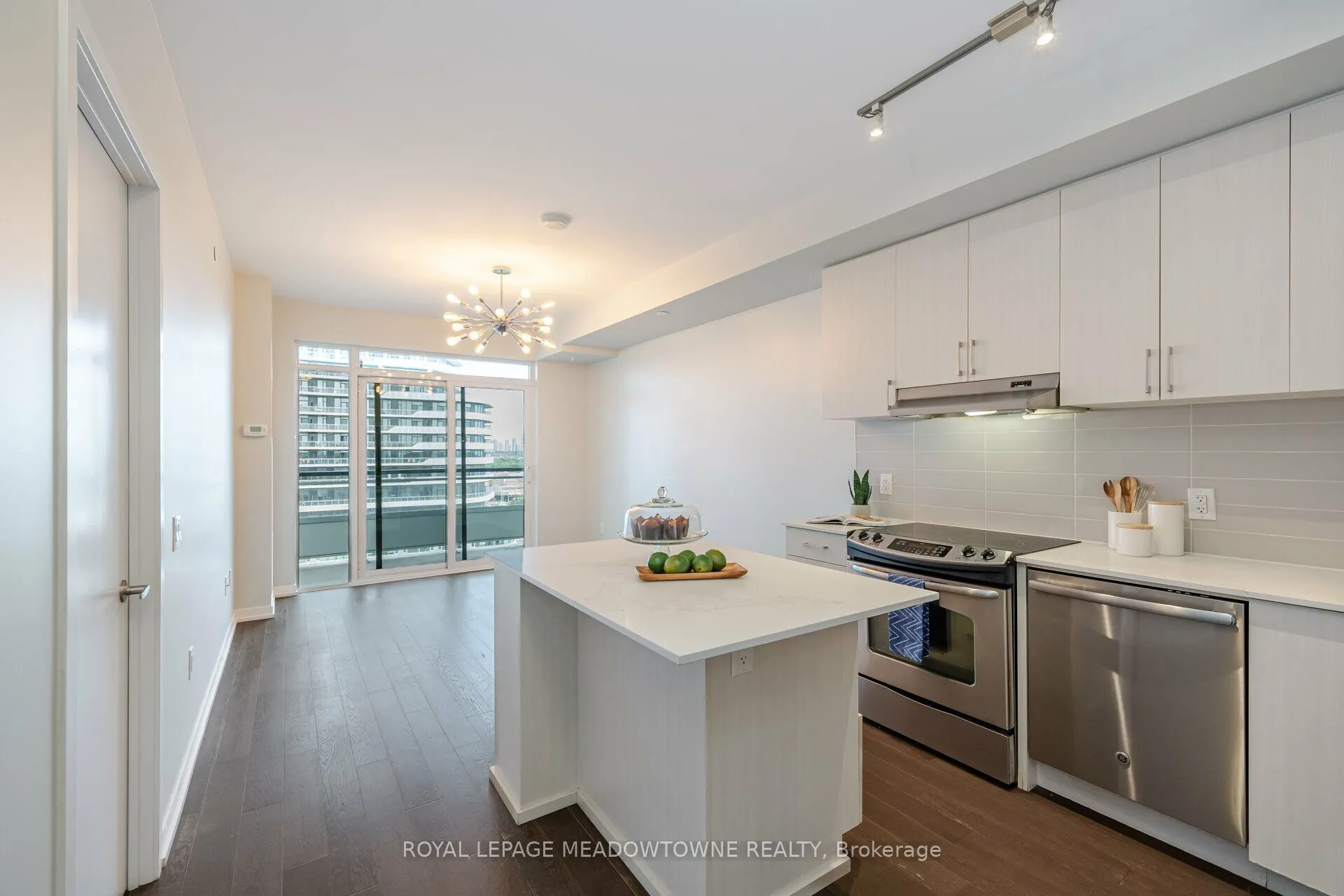 2560 Eglinton Avenue W, #802