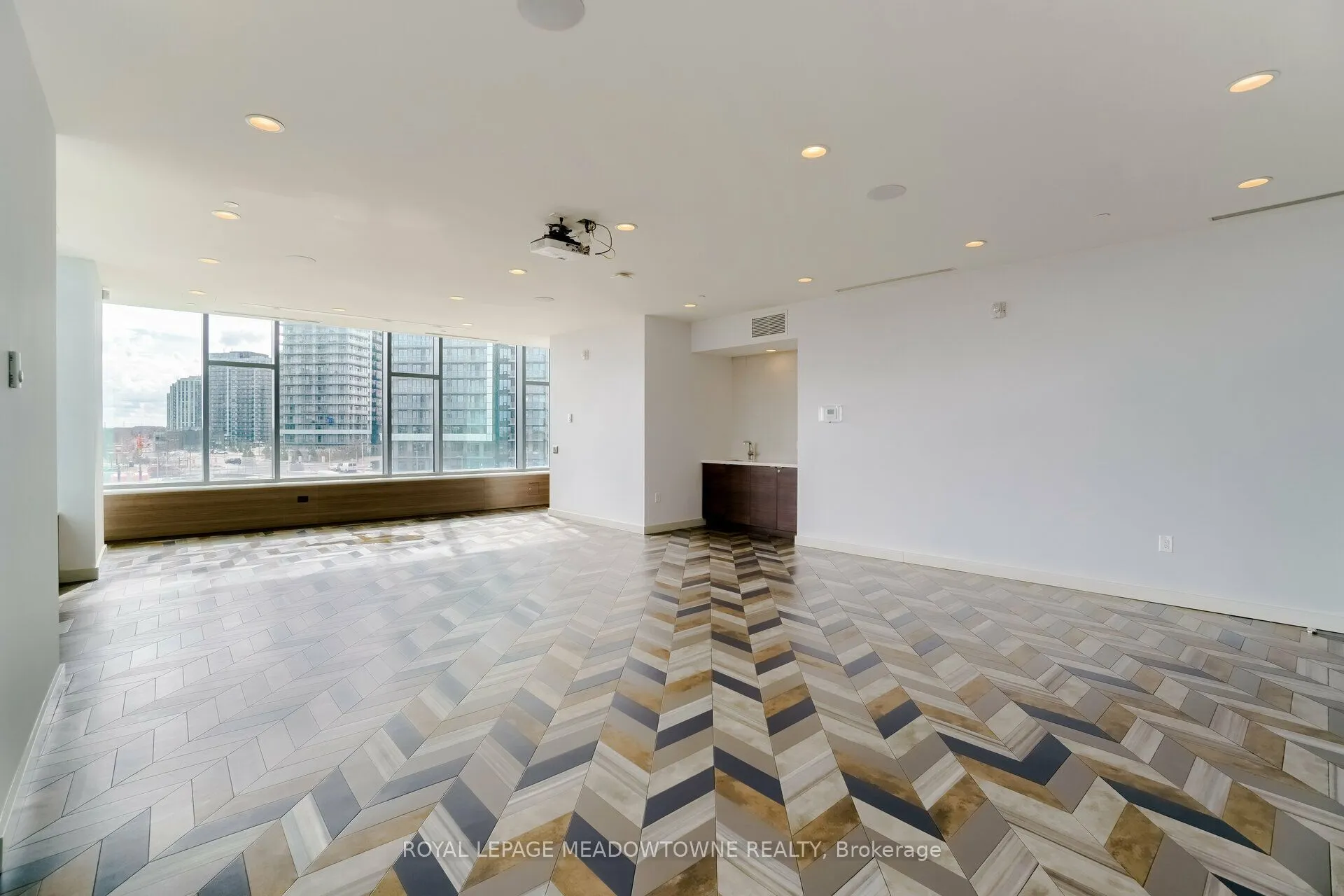 2560 Eglinton Avenue W, #802