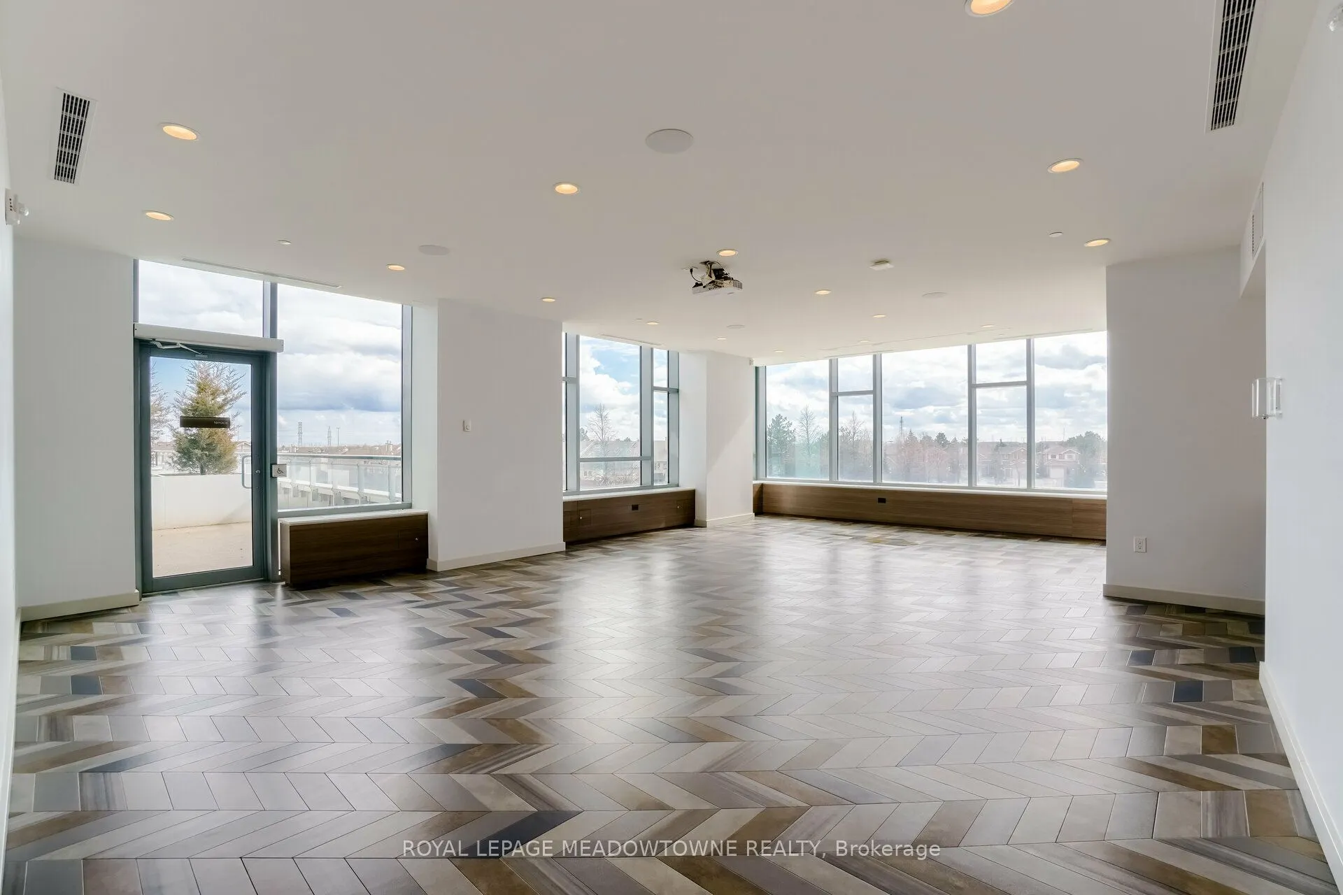 2560 Eglinton Avenue W, #802