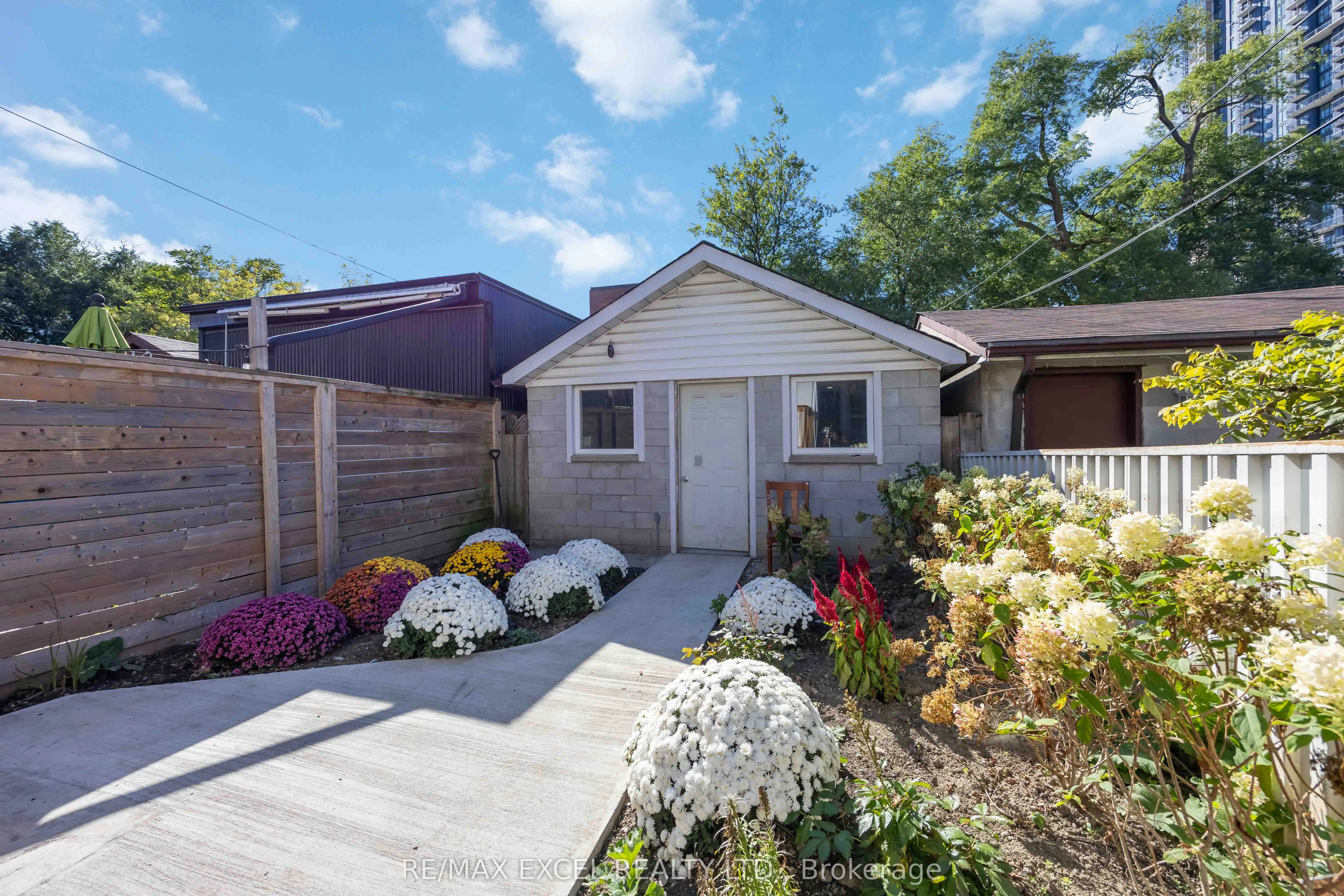 806 Gladstone Avenue