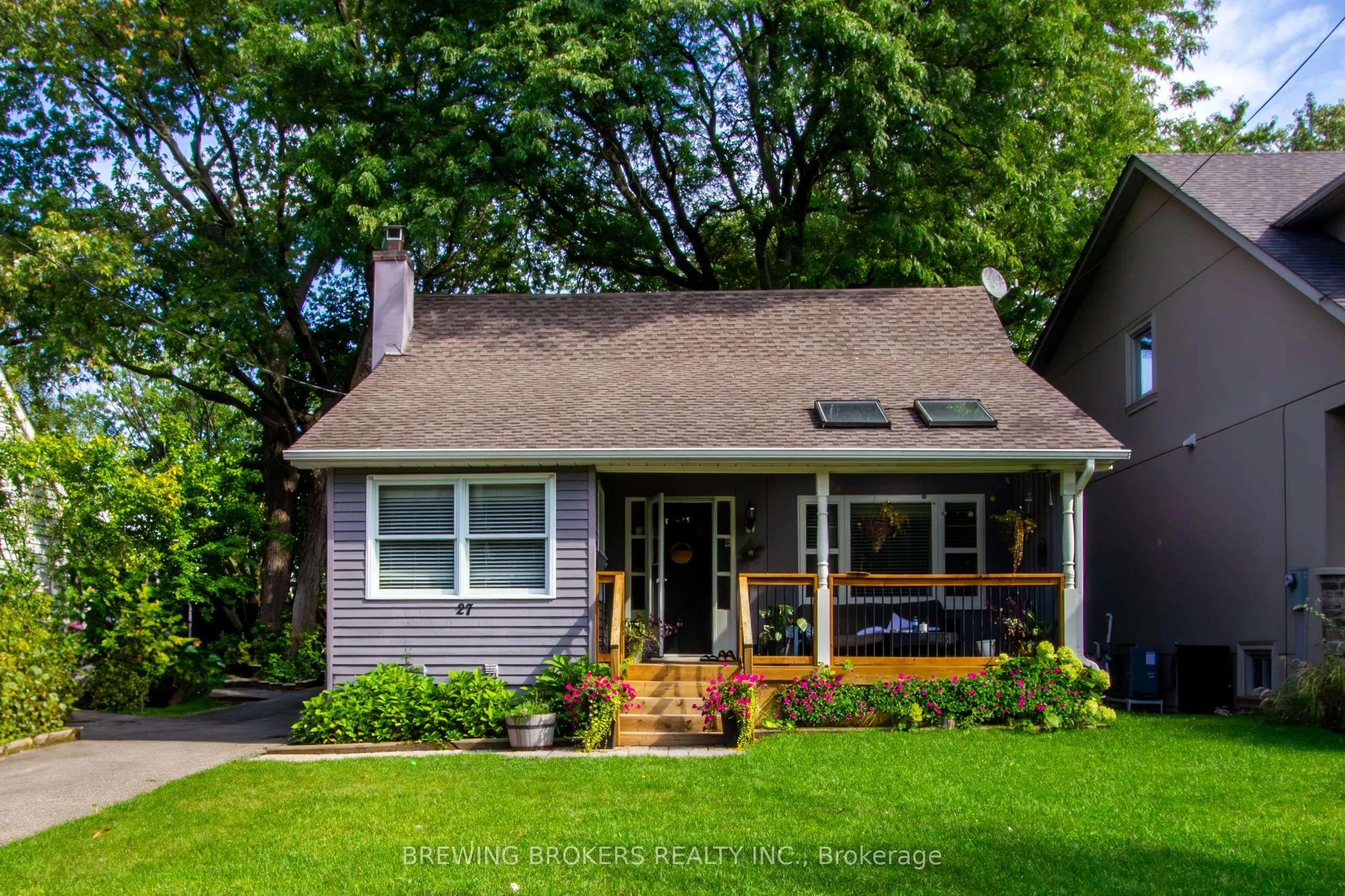 27 Pine Avenue N