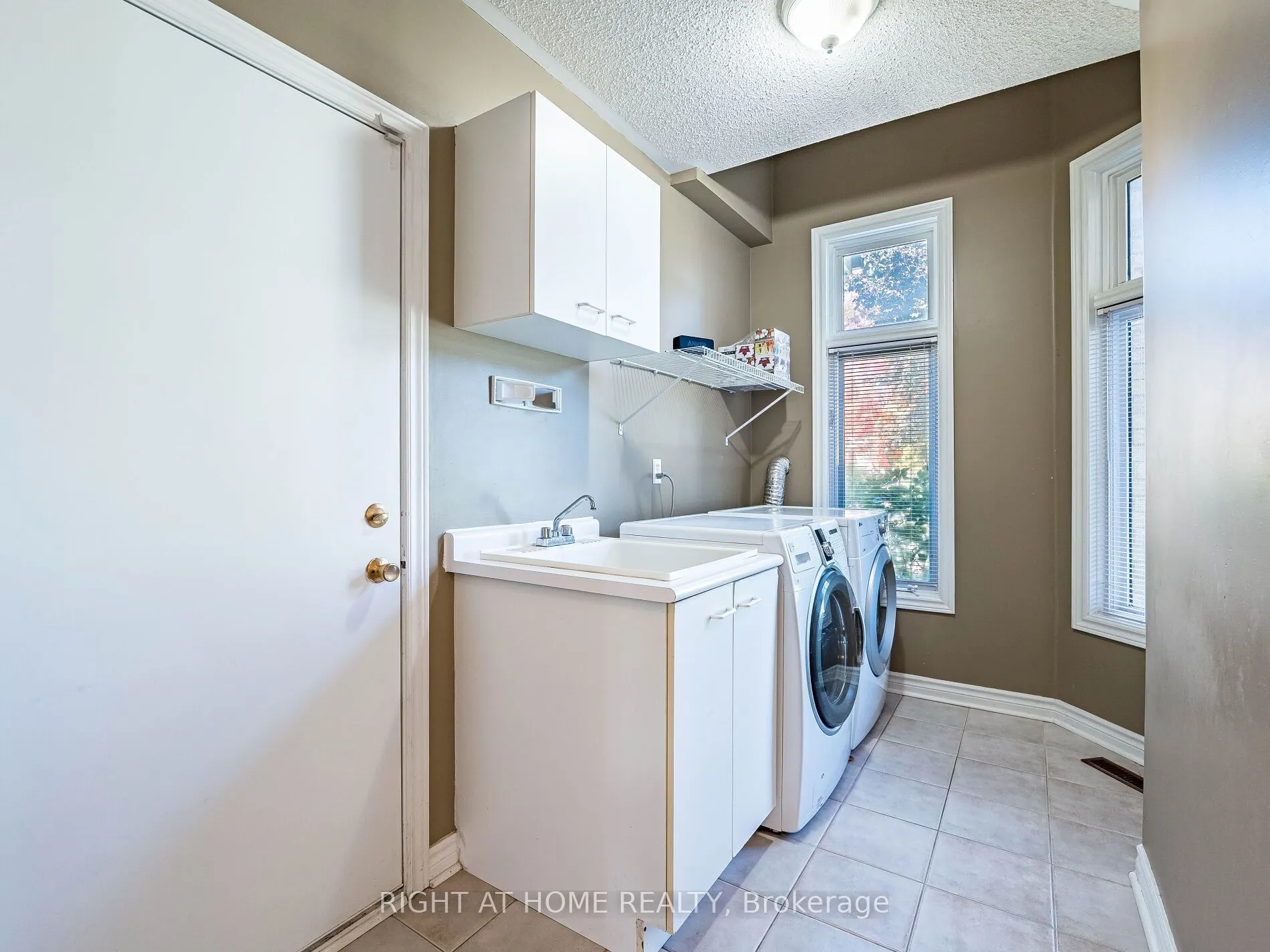 2204 Carpenters Circle