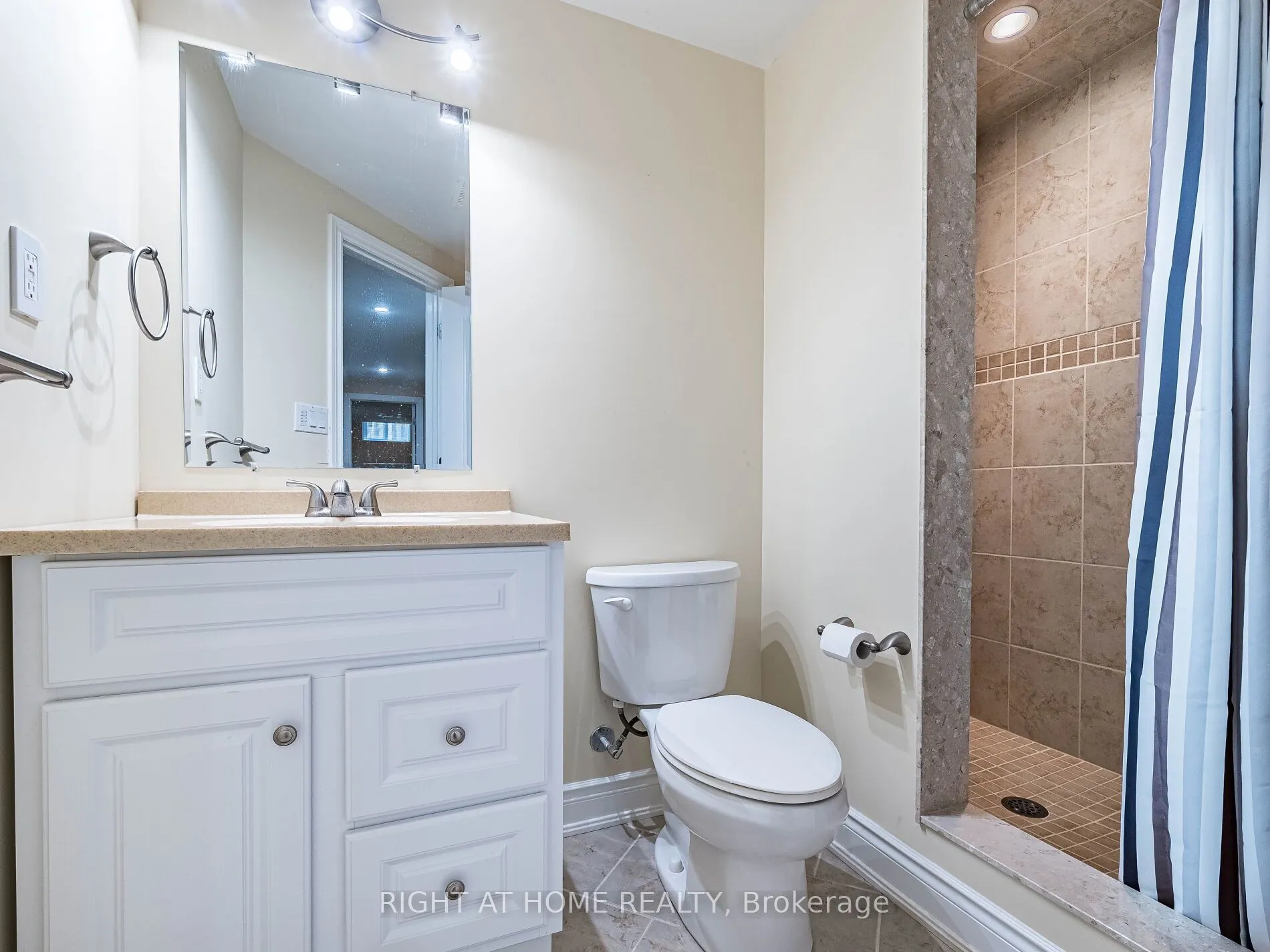 2204 Carpenters Circle