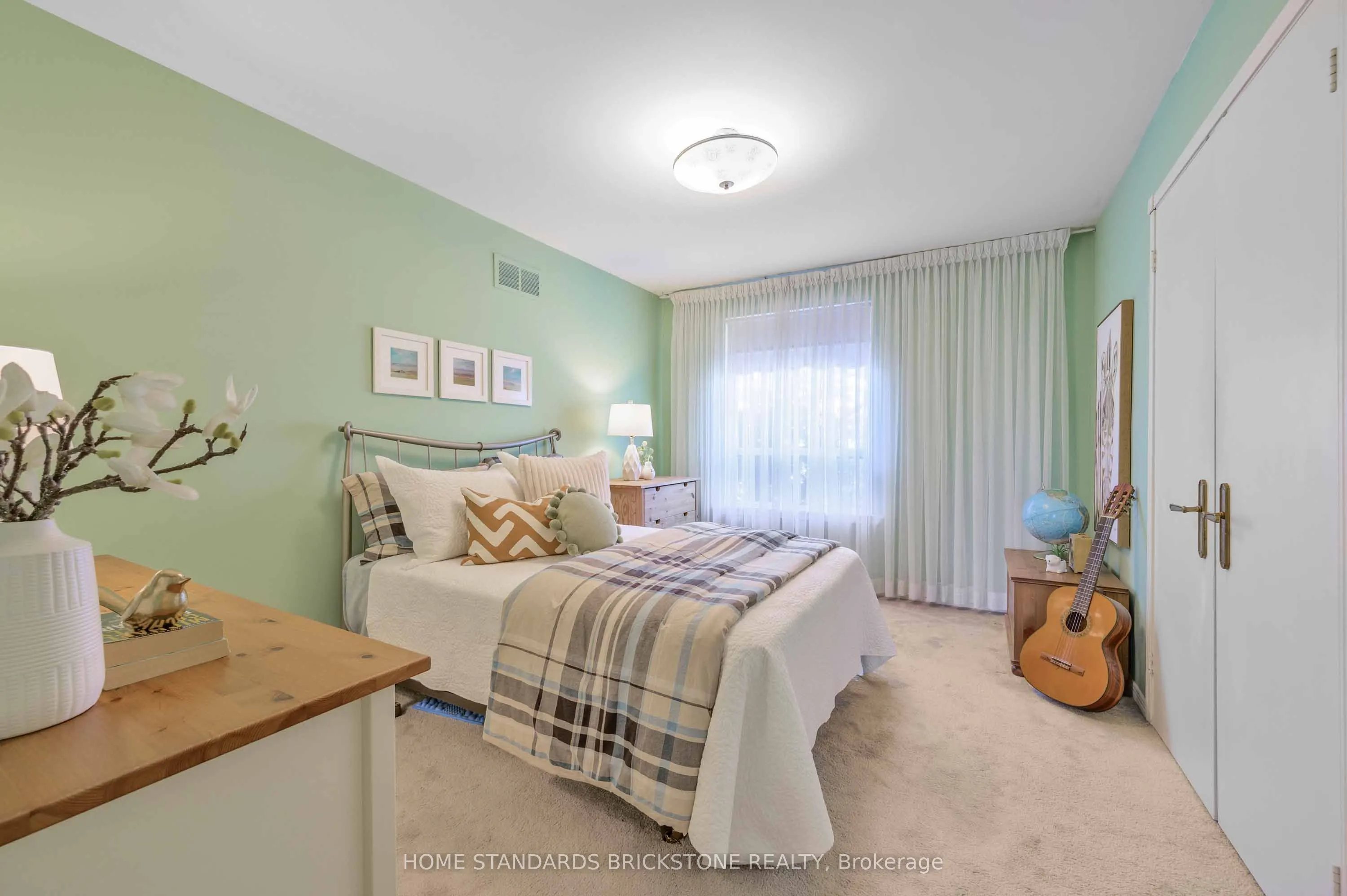 5 POPLAR HEIGHTS Drive