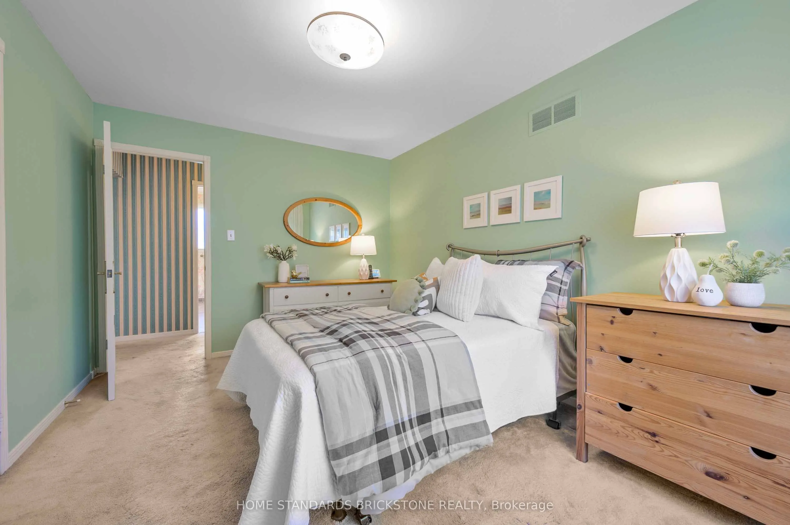 5 POPLAR HEIGHTS Drive