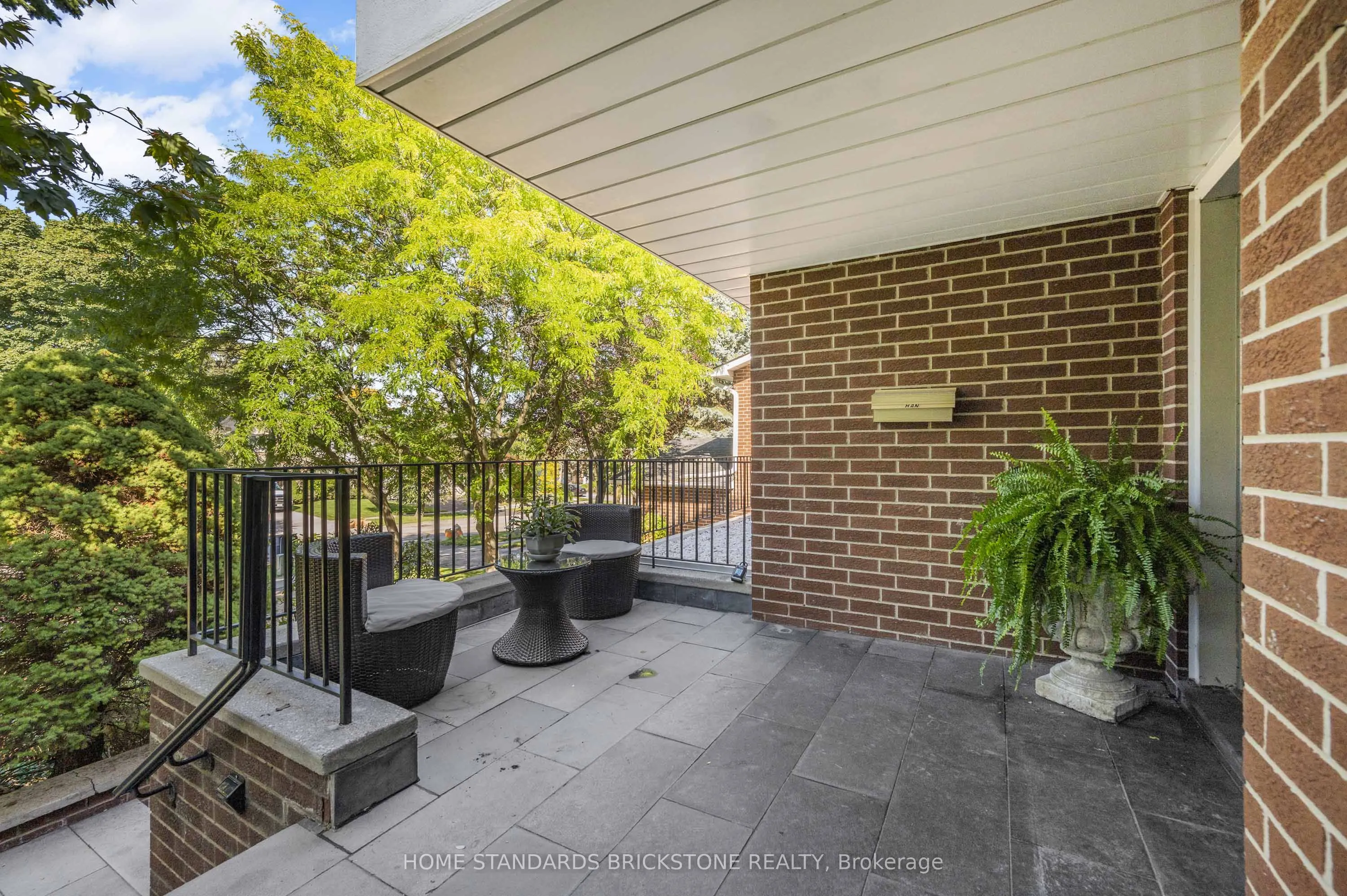 5 POPLAR HEIGHTS Drive