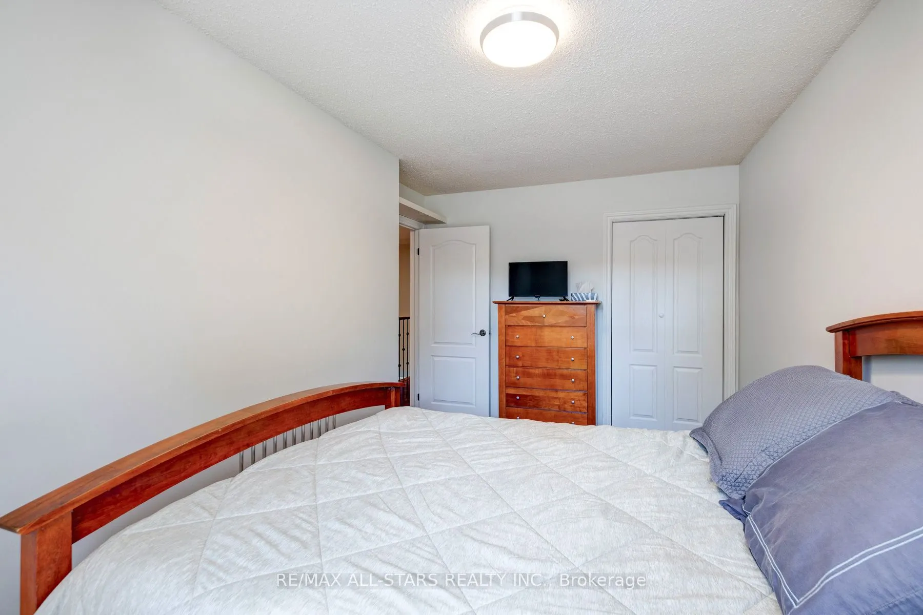 8A Ruthven Place