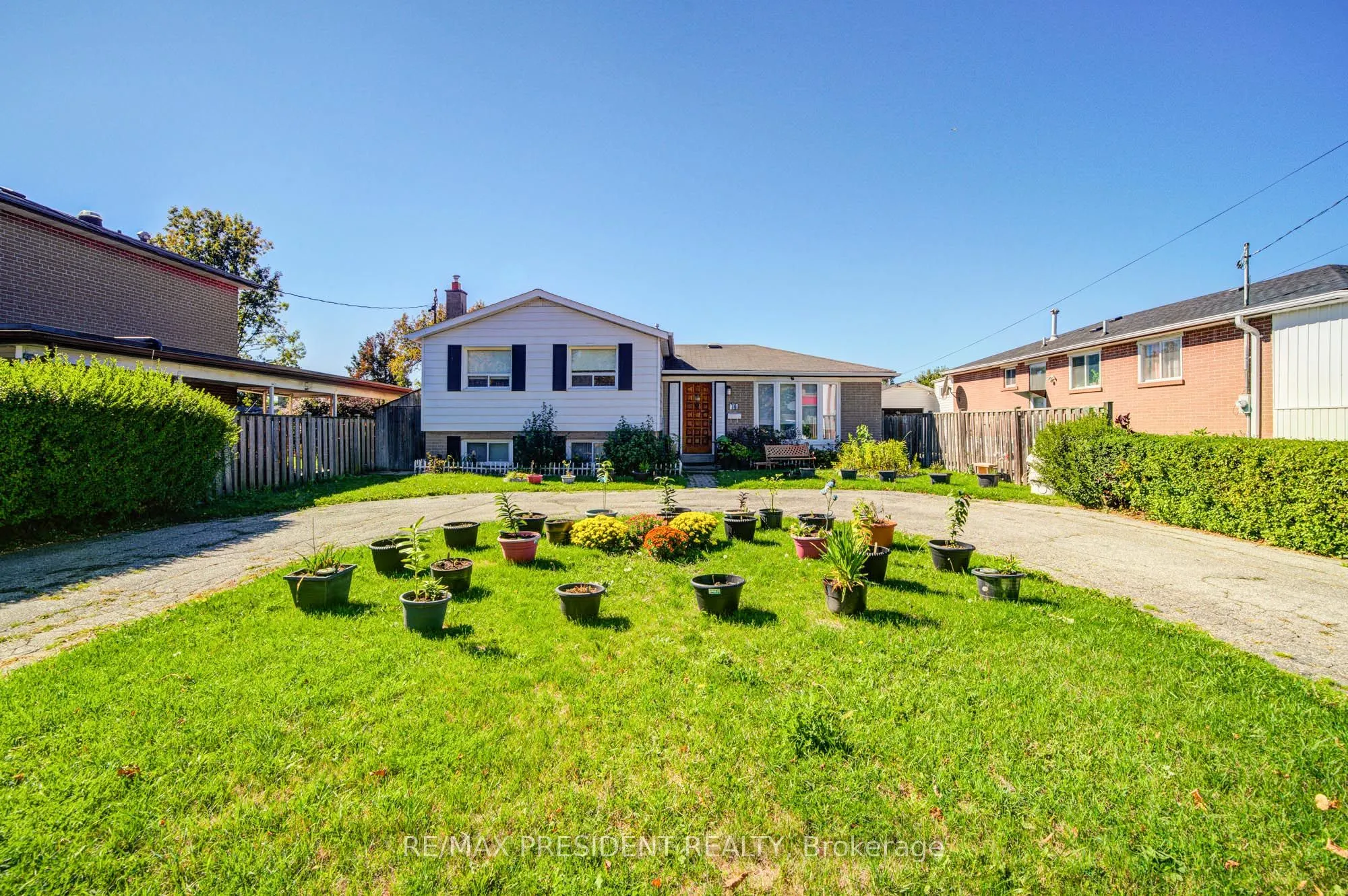 74 Bloomington Crescent