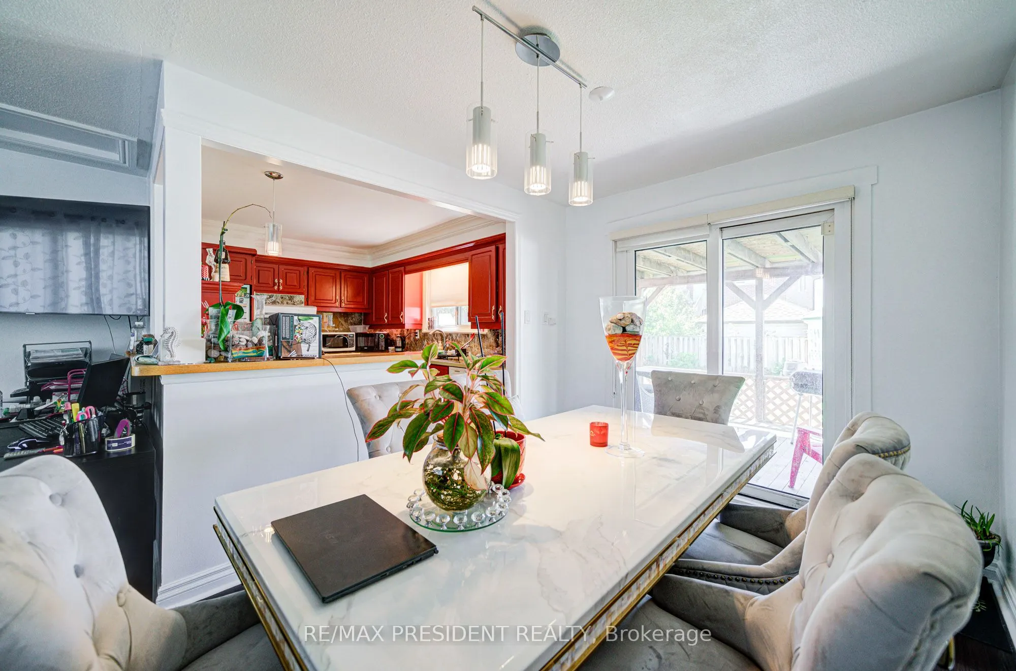 74 Bloomington Crescent