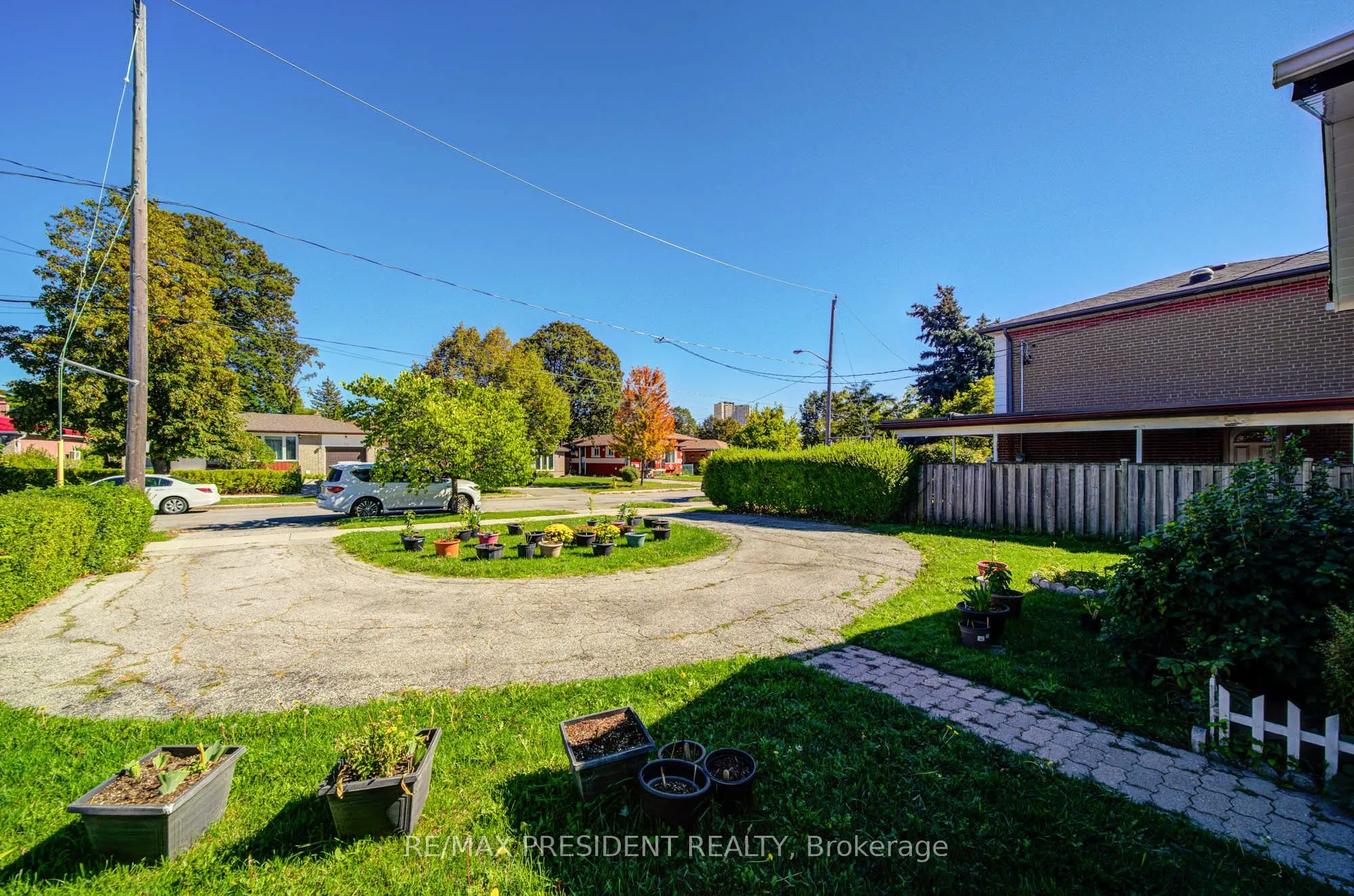 74 Bloomington Crescent