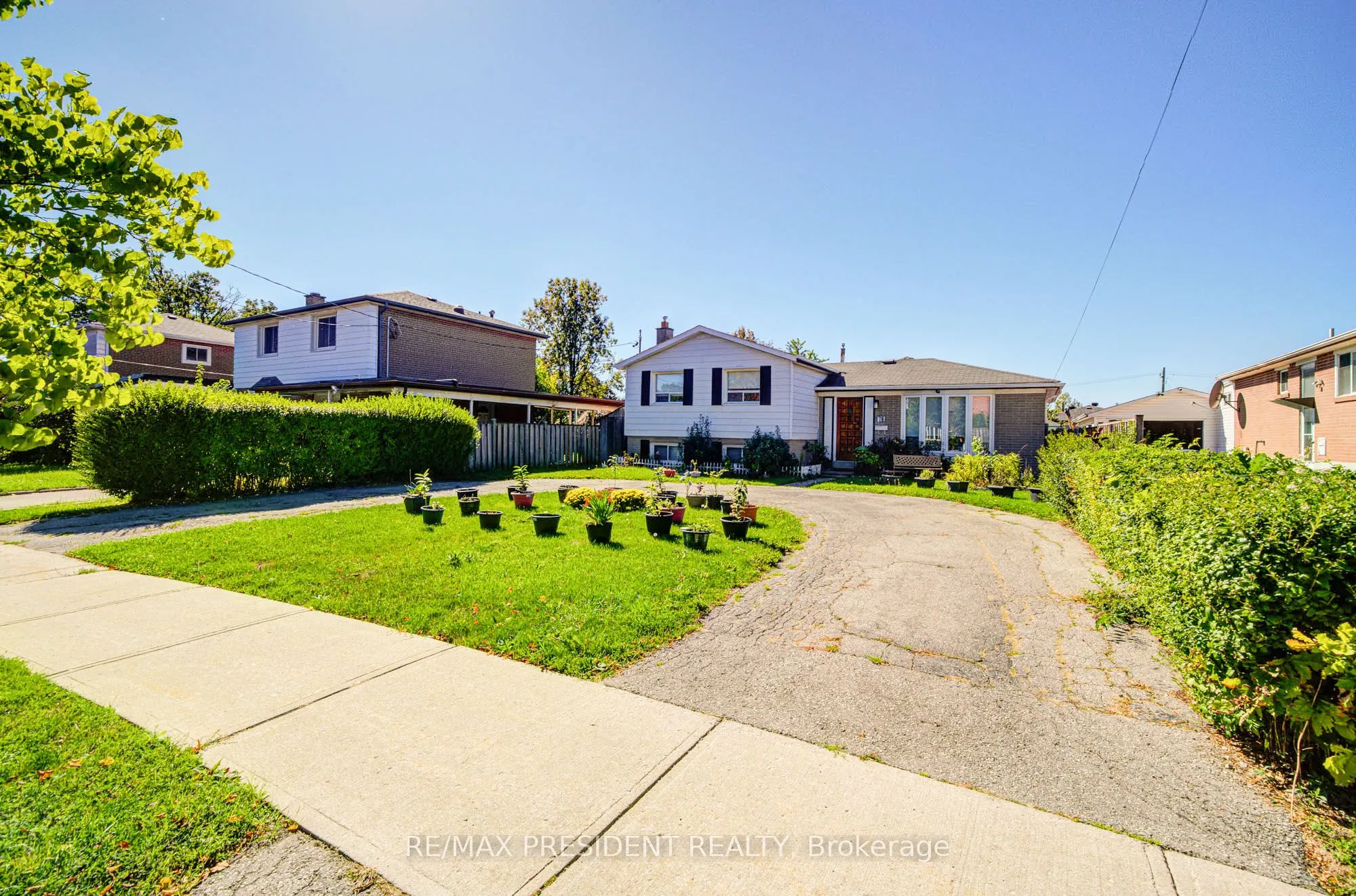 74 Bloomington Crescent