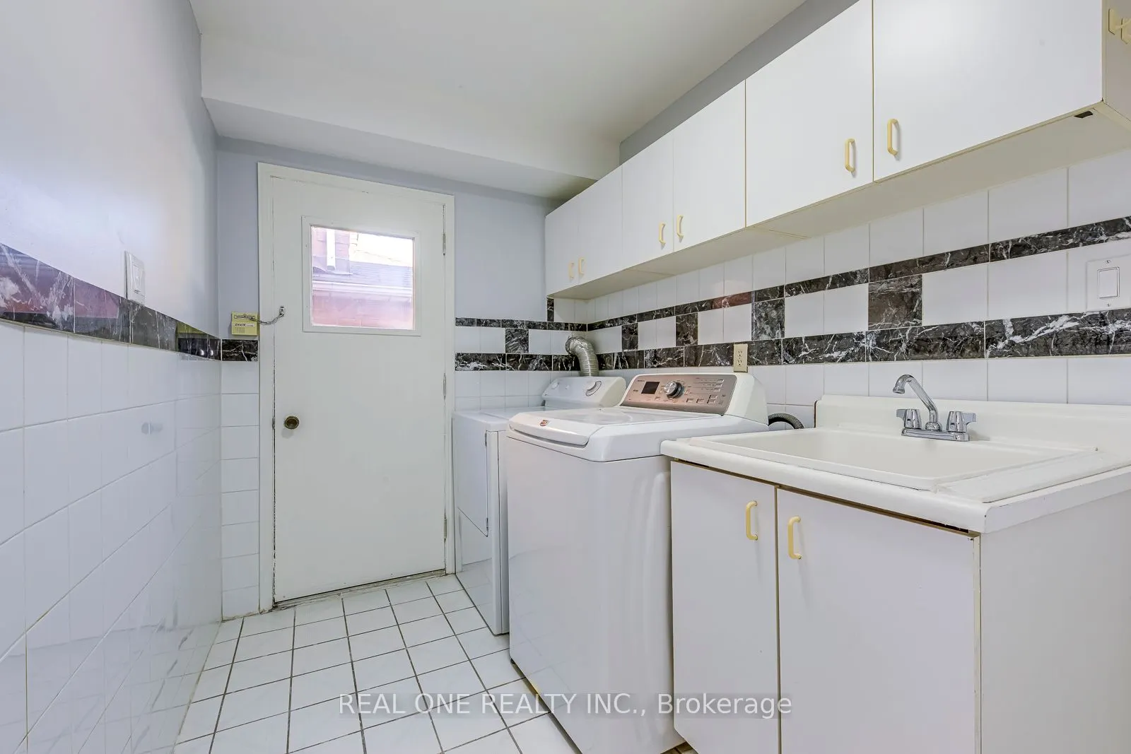 403 Glenashton Drive