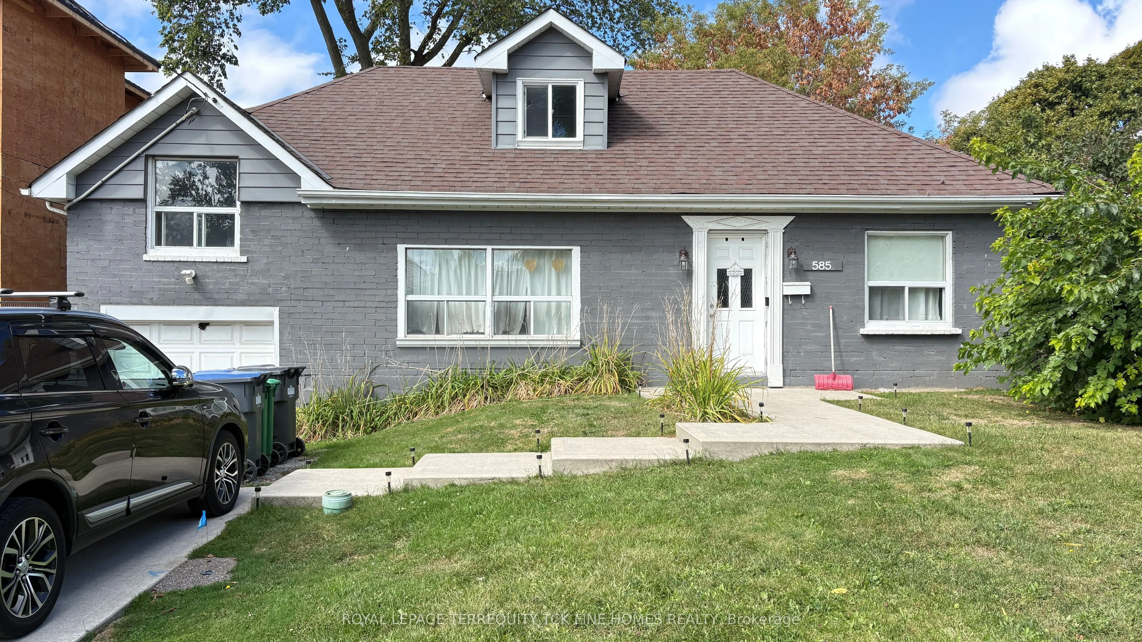 585 Byngmount Avenue