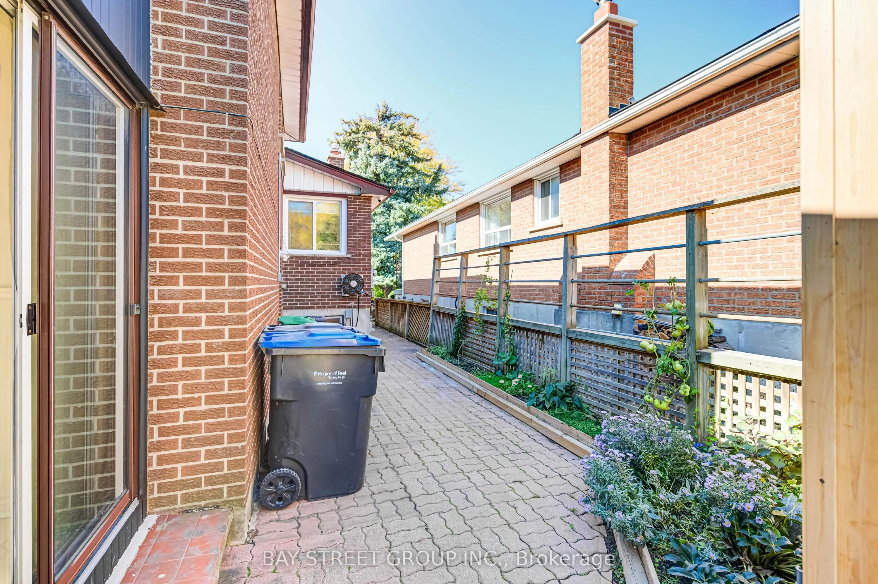 3420 Charmaine Heights