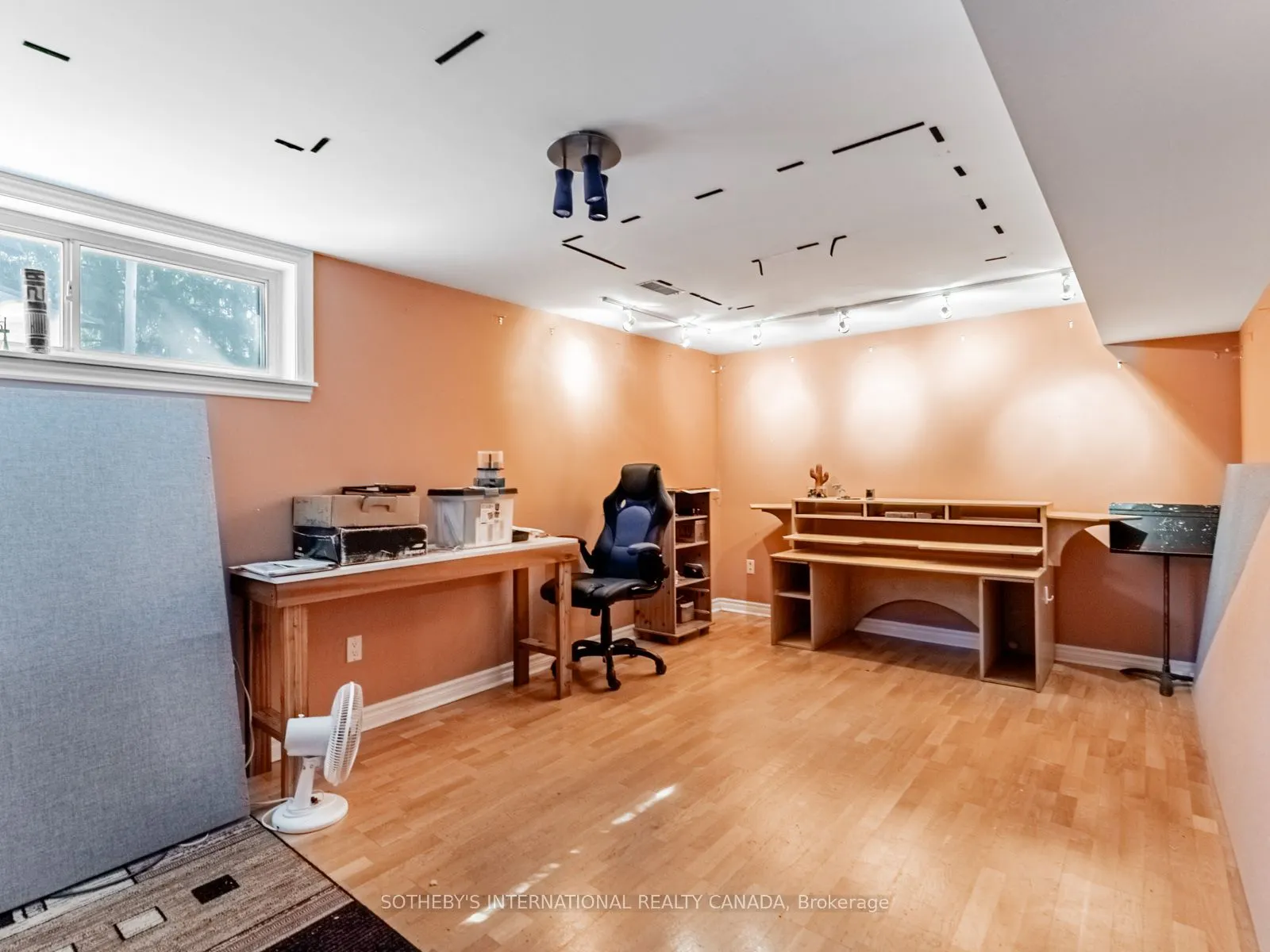 1218 Lakebreeze Drive
