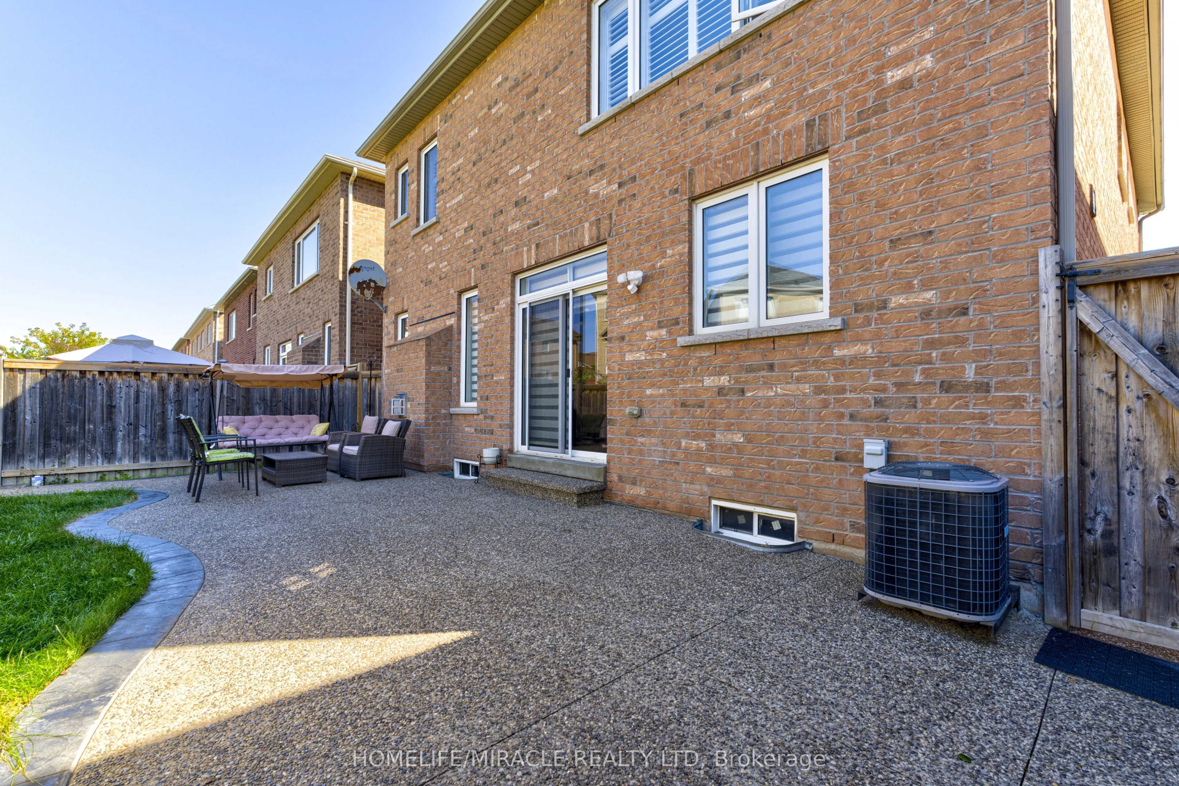 26 Fitzgibson Street