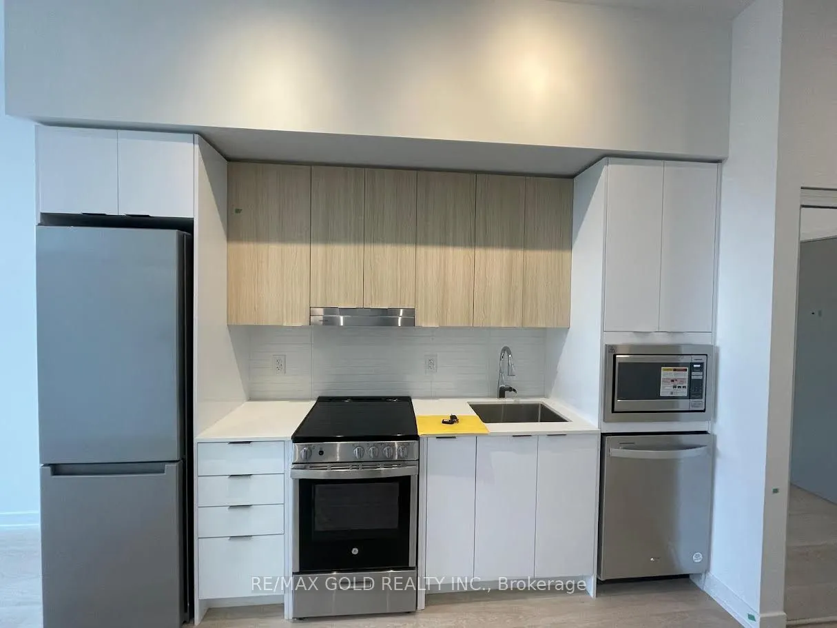 5081 Hurontario Street, #218