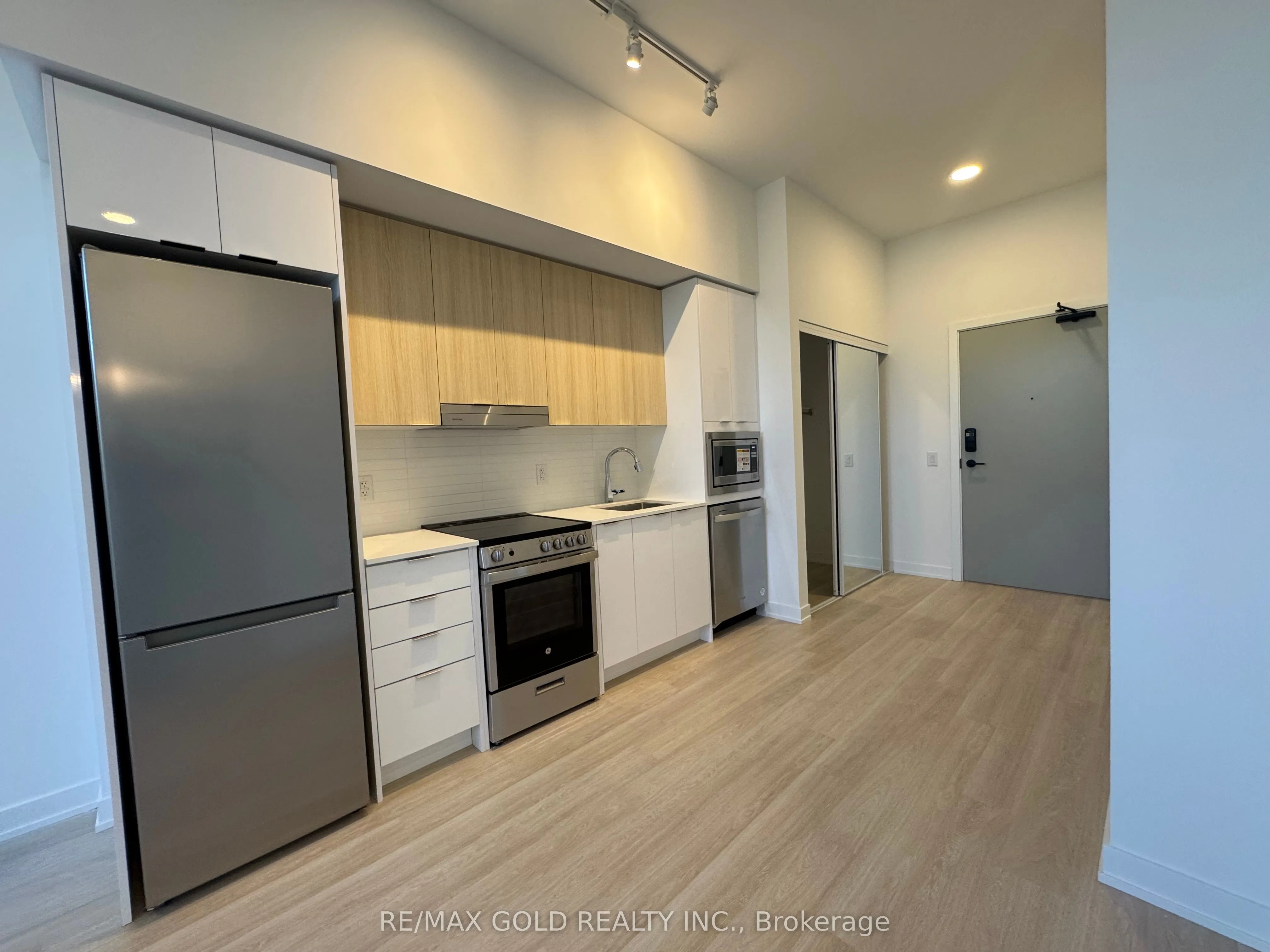 5105 Hurontario Street, #218