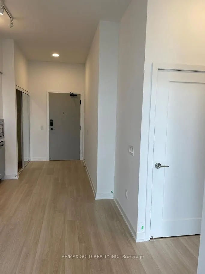 5081 Hurontario Street, #218