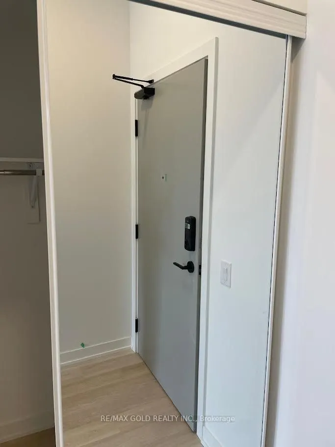 5081 Hurontario Street, #218