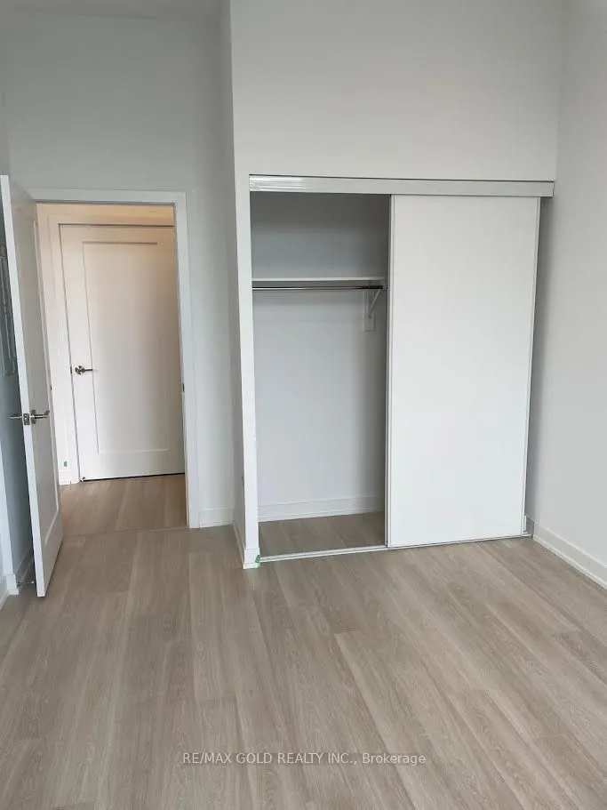 5081 Hurontario Street, #218