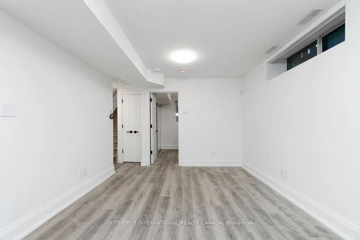 44 Larkin Avenue E, #Lower