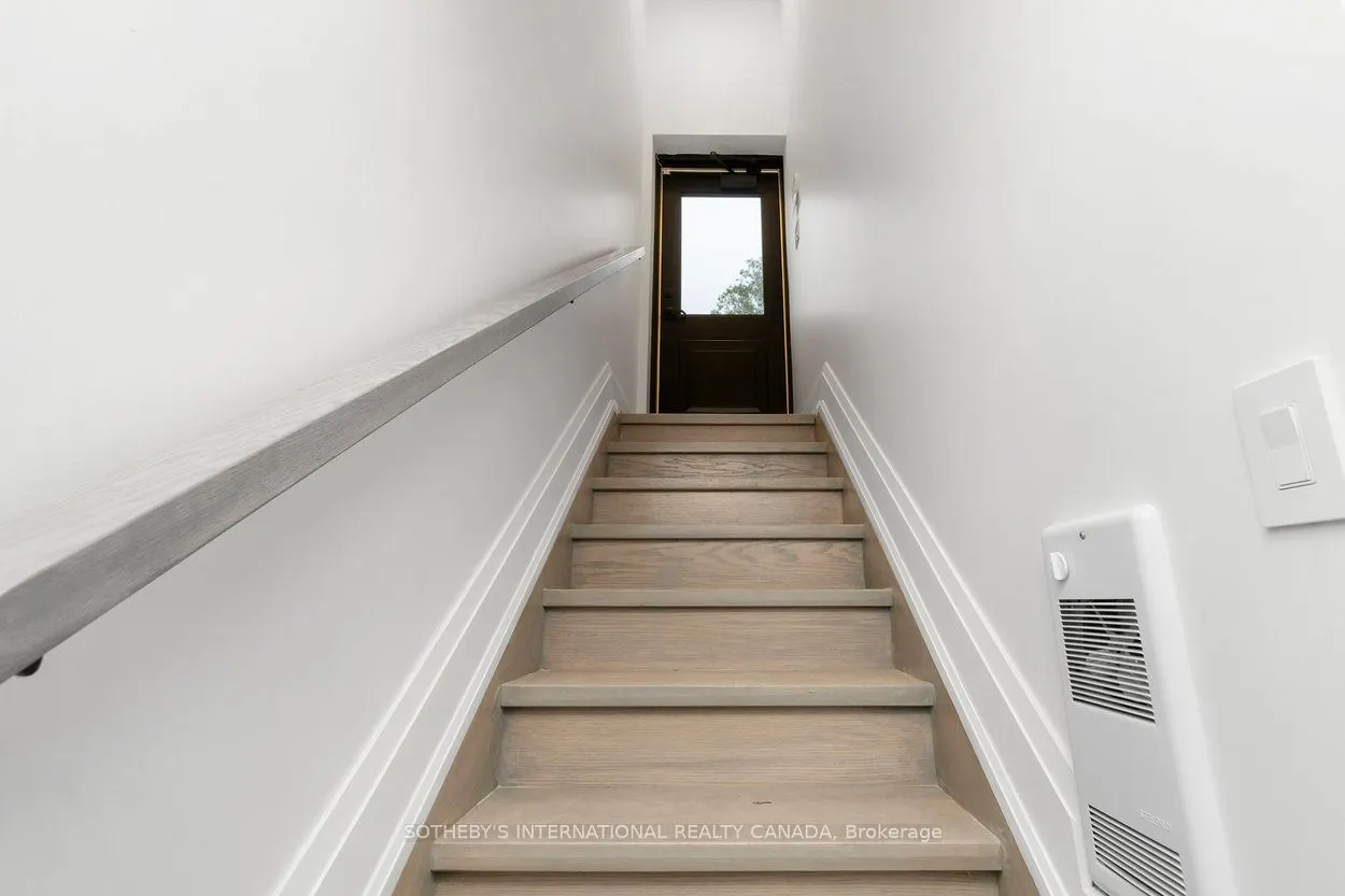 44 Larkin Avenue E, #Lower