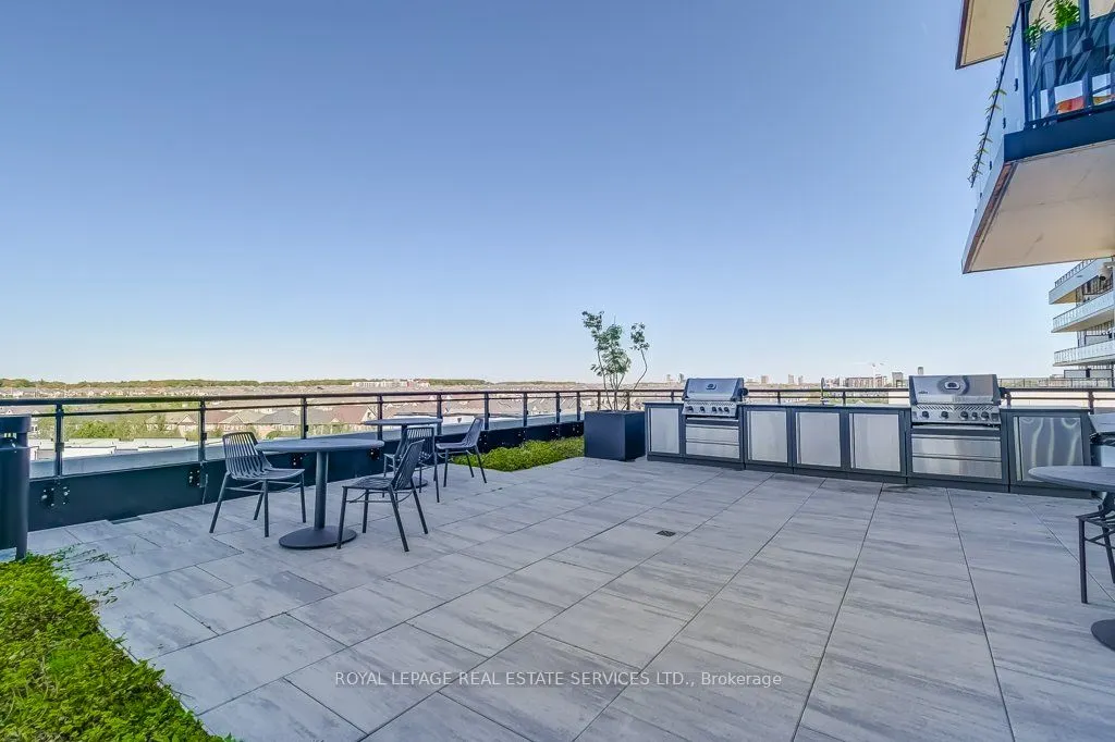 405 Dundas Street W, #408