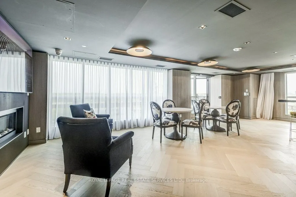 405 Dundas Street W, #408