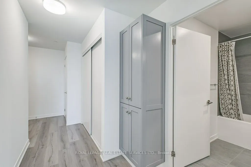 405 Dundas Street W, #408