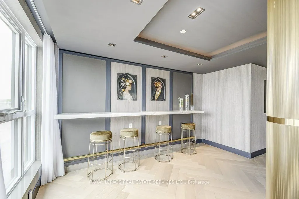 405 Dundas Street W, #408