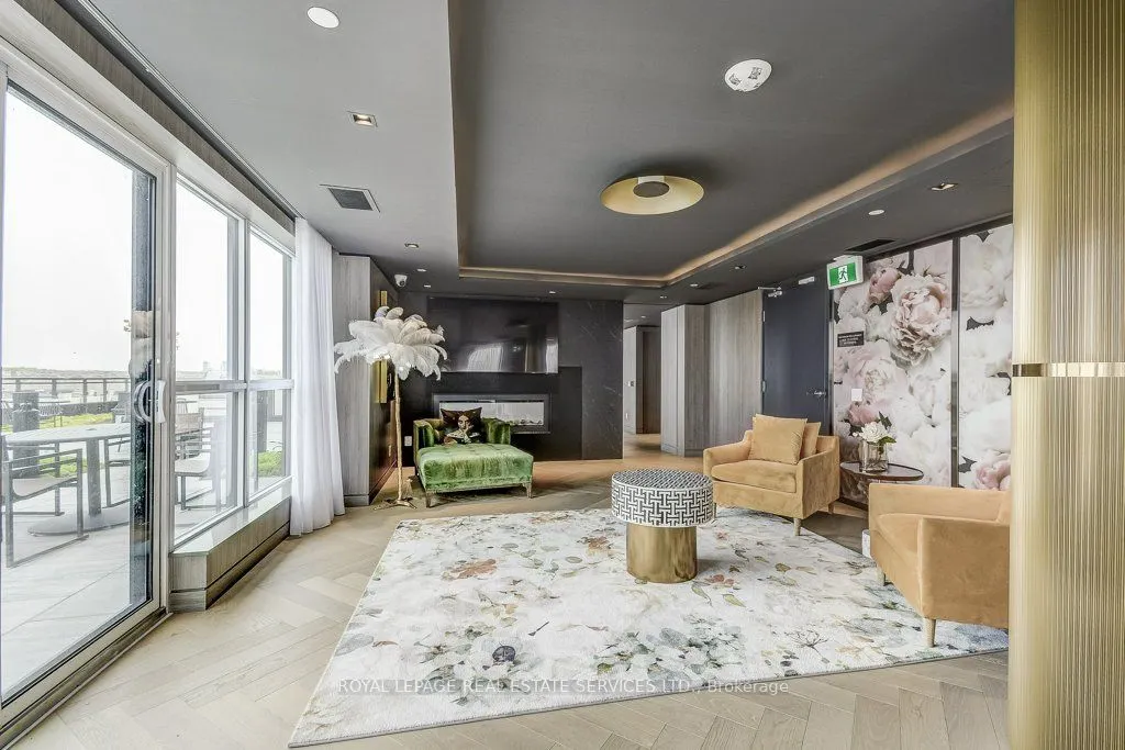405 Dundas Street W, #408