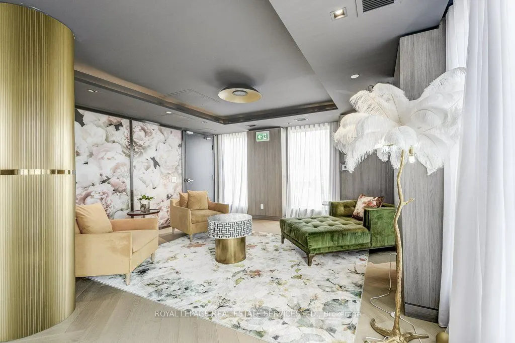 405 Dundas Street W, #408