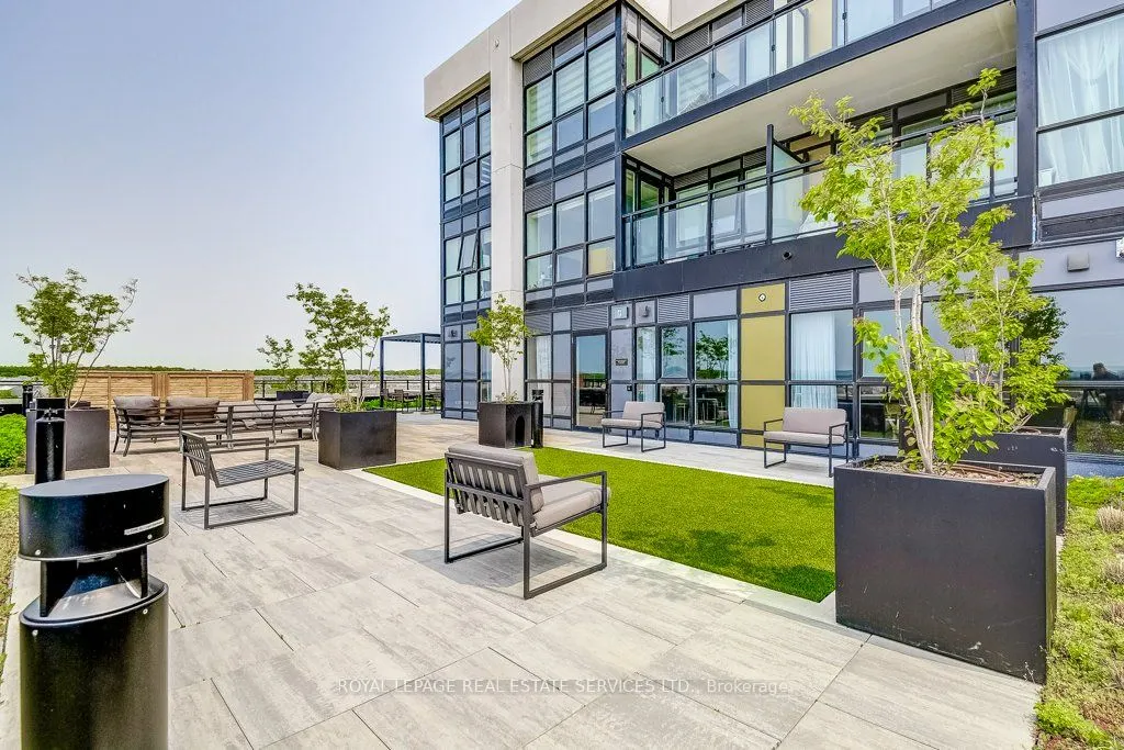 405 Dundas Street W, #408