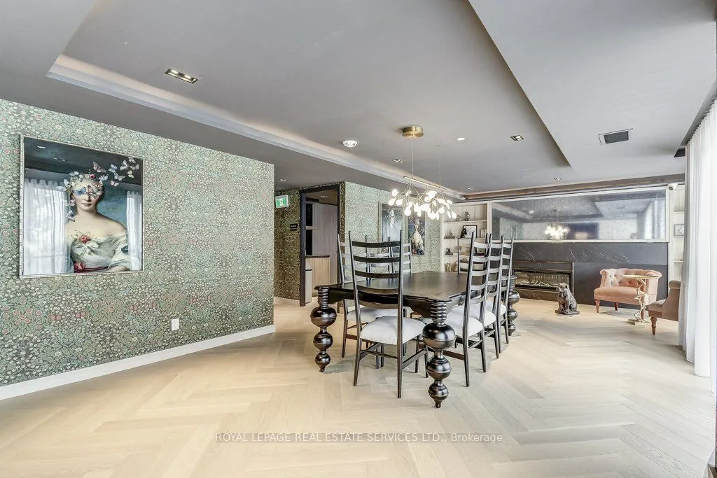 405 Dundas Street W, #408