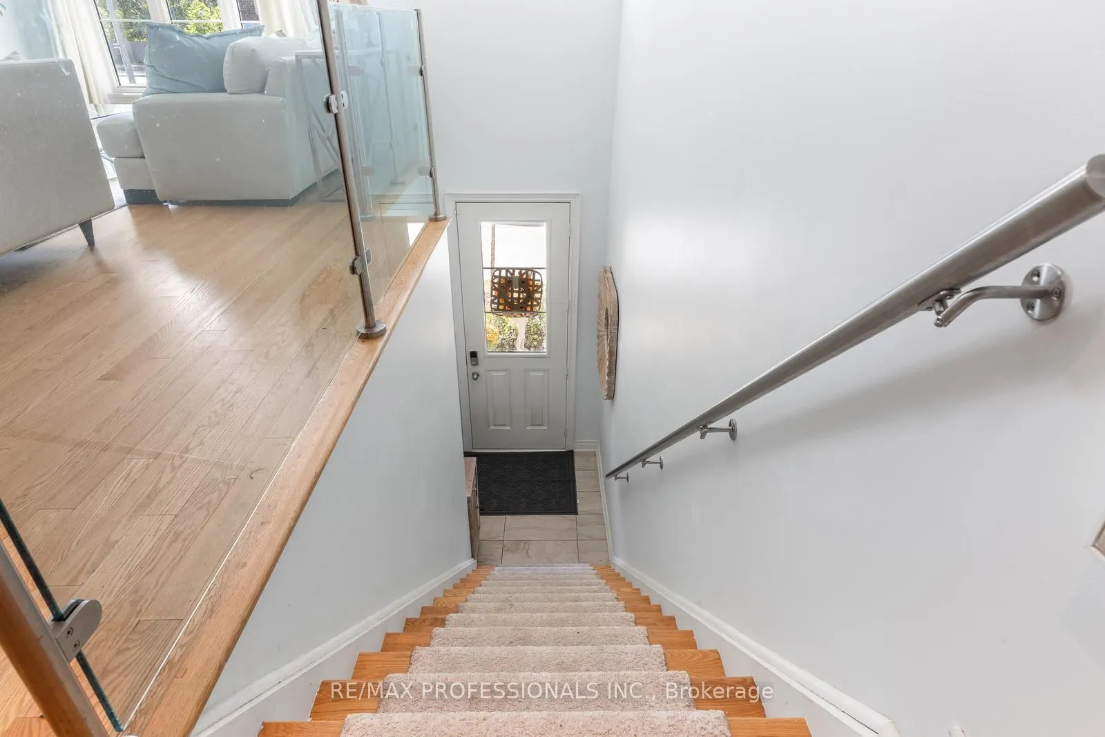 16 Dryden Way