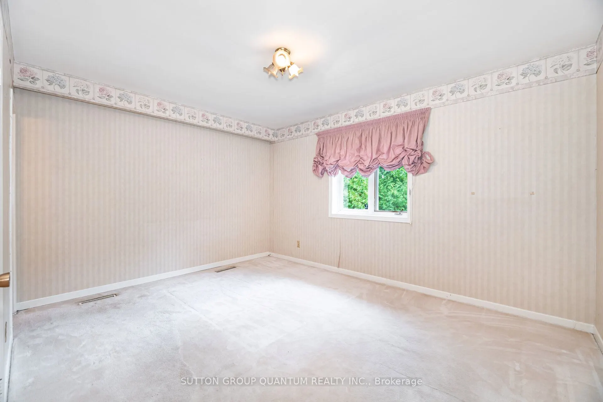 521 Vanessa Crescent