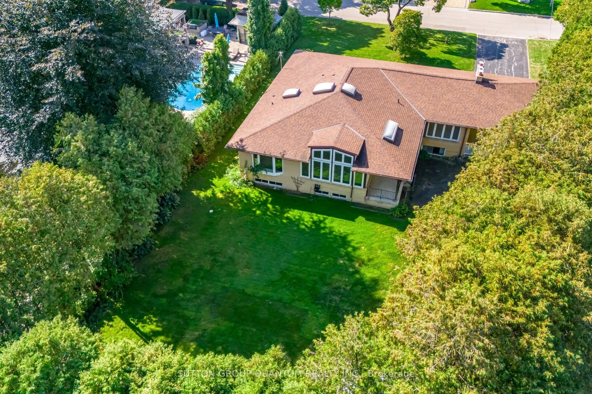 521 Vanessa Crescent