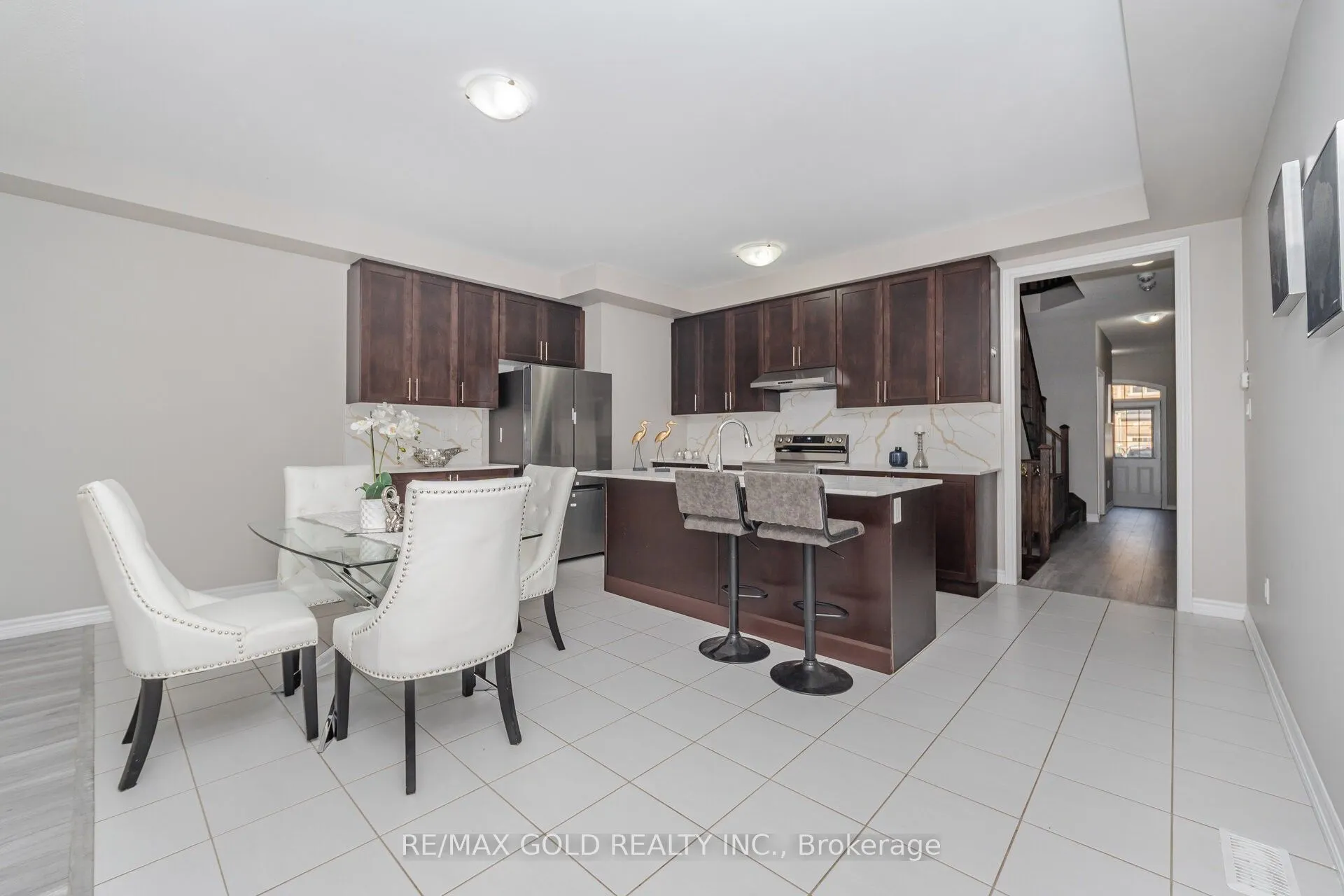 100 Adventura Road