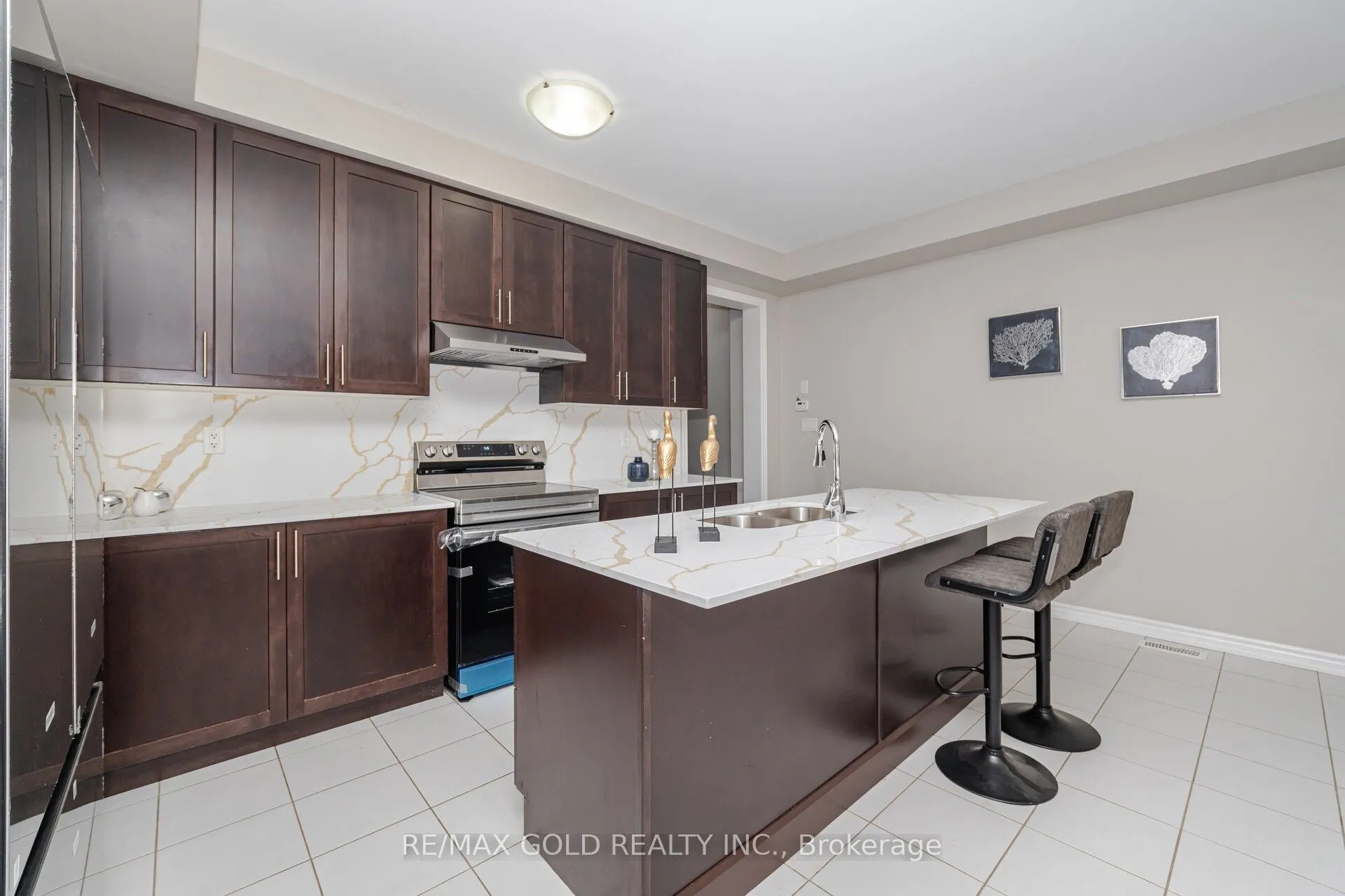 100 Adventura Road