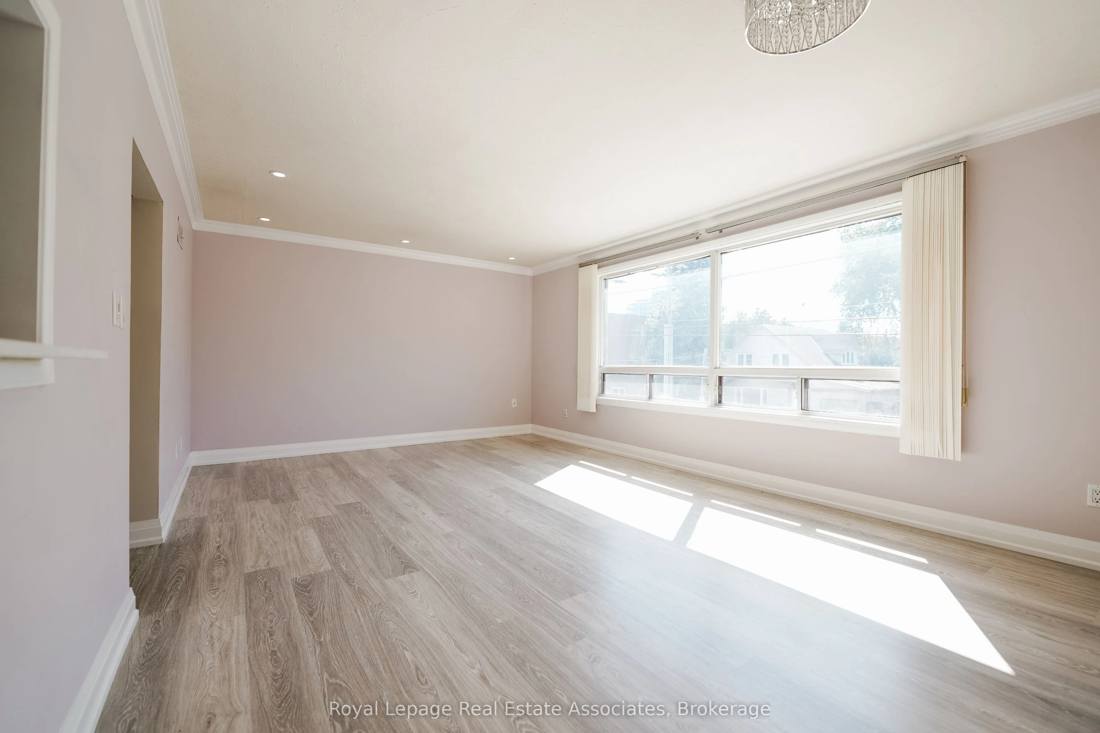 11 Mississauga Road N, #Upper
